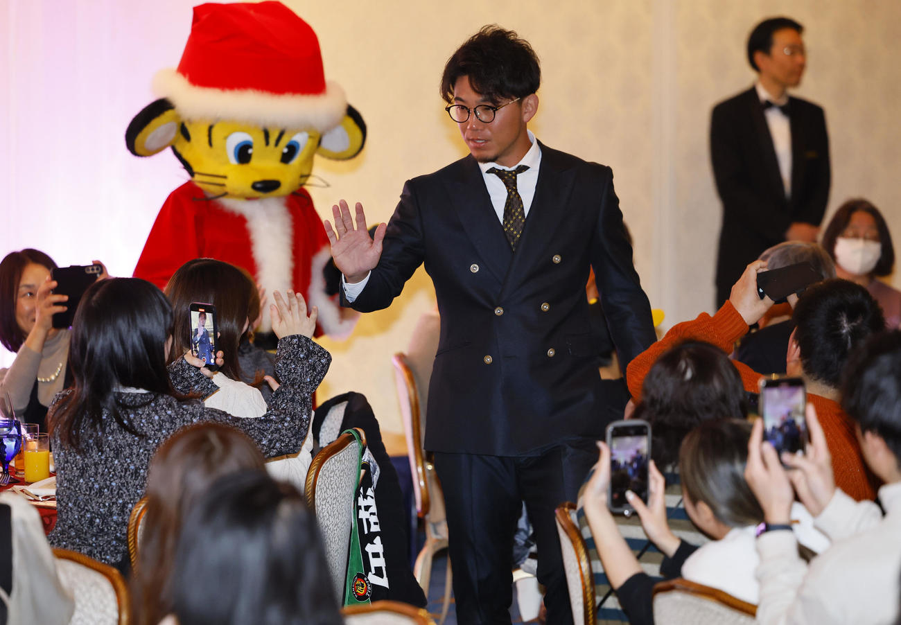 ファンクラブイベントの「クリスマスパーティー」で、ファンとハイタッチをする阪伊藤将（撮影・藤尾明華）
