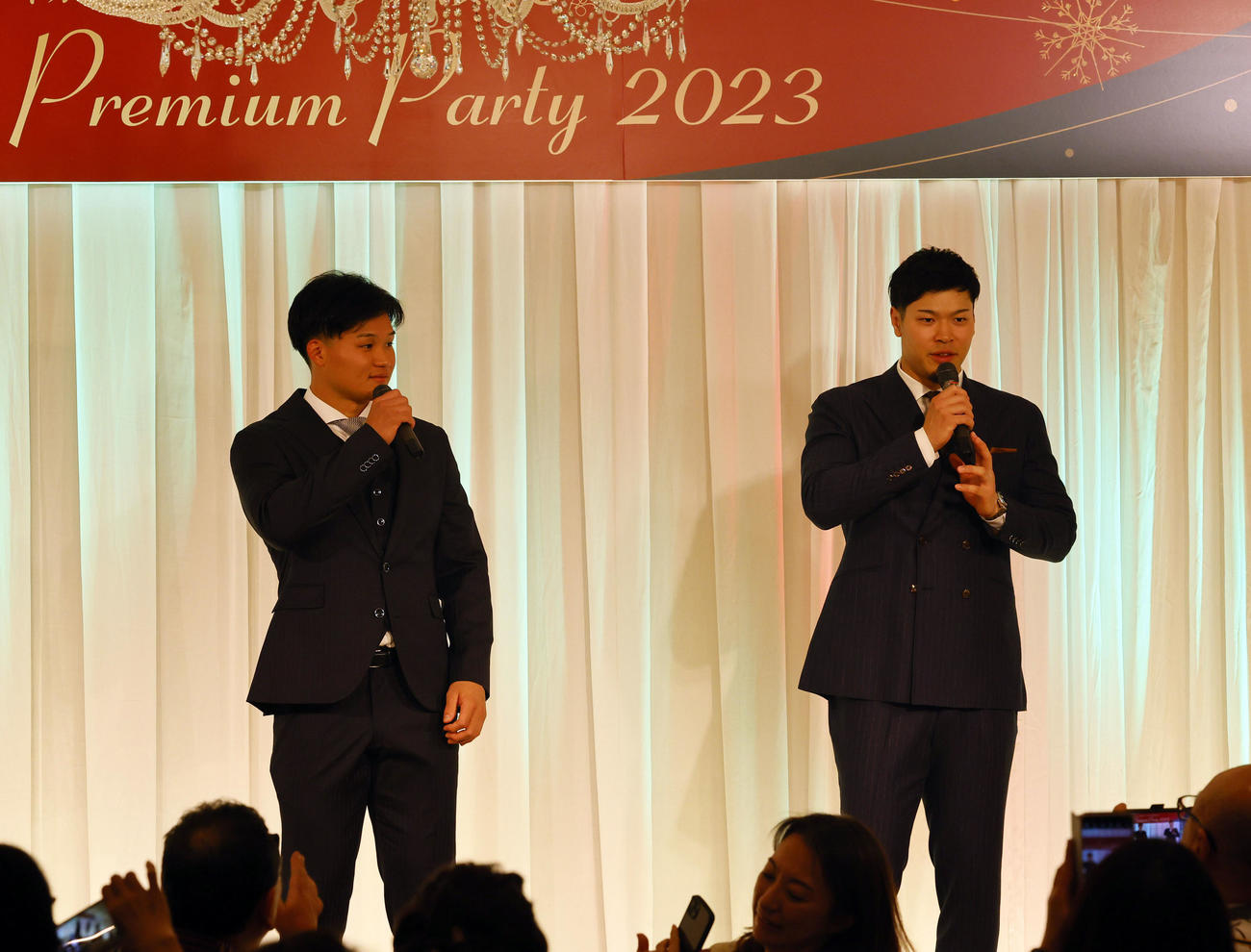 ファンクラブイベントの「クリスマスパーティー」に登場した阪神森下（左）と佐藤輝（撮影・藤尾明華）