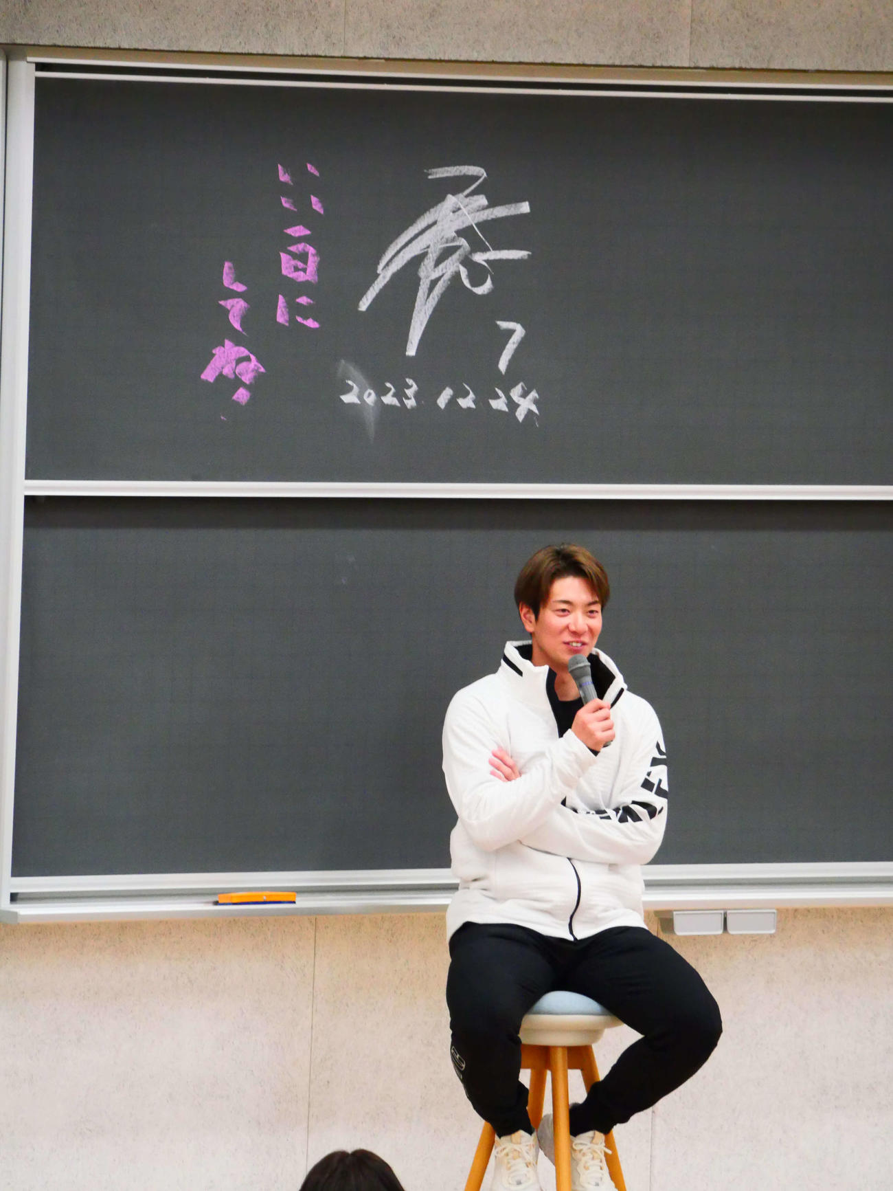 トークイベントで笑顔を見せる日本ハム松本（撮影・上田悠太）