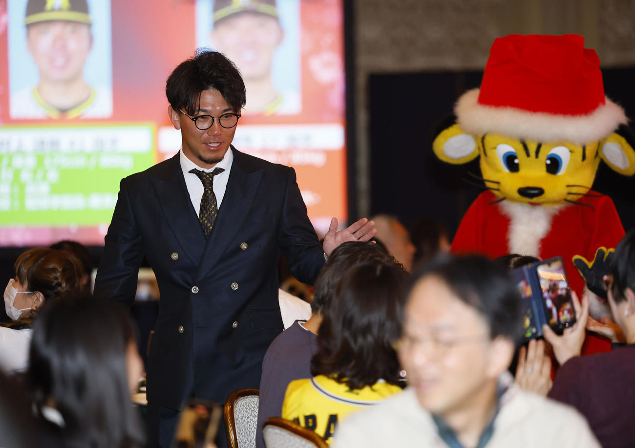 ファンクラブイベントの「クリスマスパーティー」で、ファンとハイタッチをする阪伊藤将（撮影・藤尾明華）