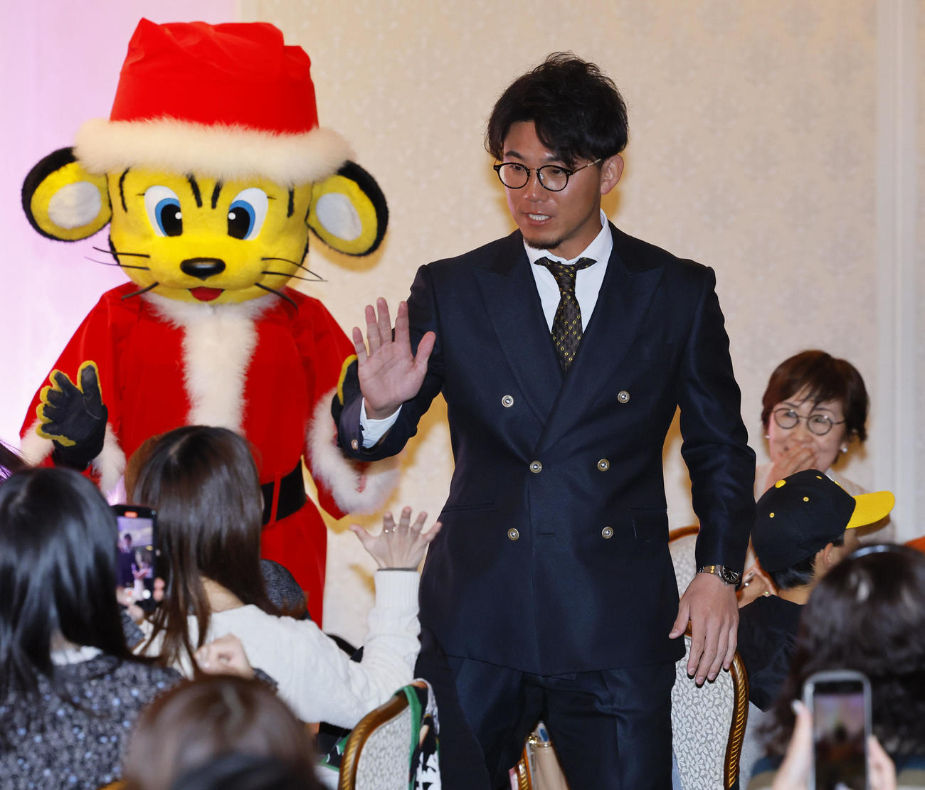 ファンクラブイベントの「クリスマスパーティー」で、ファンとハイタッチをする阪伊藤将（撮影・藤尾明華）