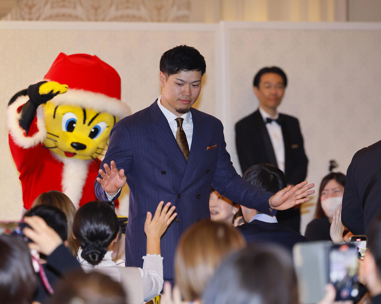 ファンクラブイベントの「クリスマスパーティー」でファンとタッチを交わす阪神佐藤輝（撮影・藤尾明華）