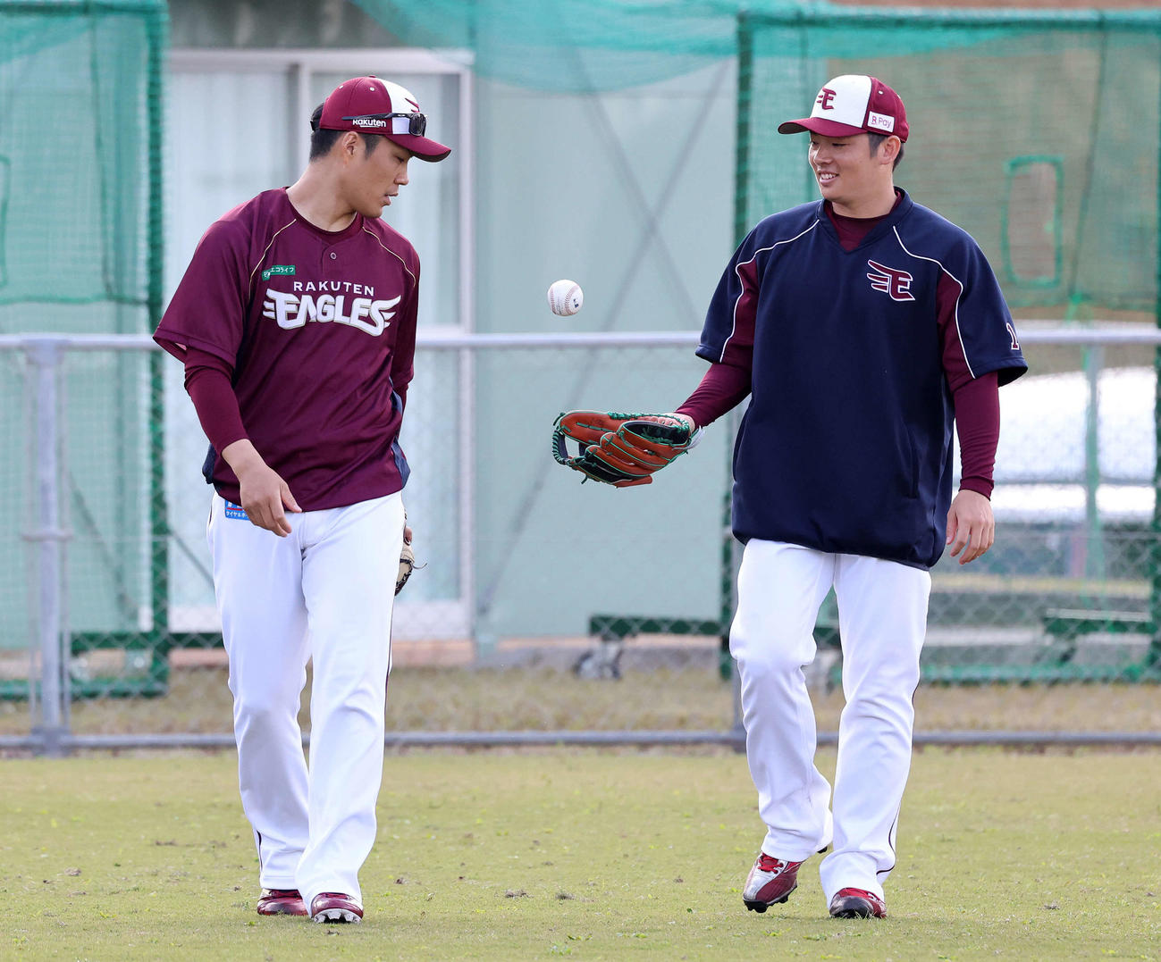 キャッチボール前、楽天則本（左）からWBC球を受け取る松井裕（2023年2月撮影）