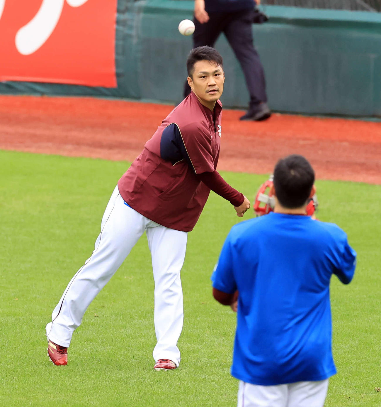 楽天松井裕樹（手前）とキャッチボールする則本昂大（2023年10月撮影）
