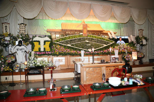 7月21日、横田慎太郎さん通夜。グラウンドをあしらった祭壇(撮影・梅根麻紀)