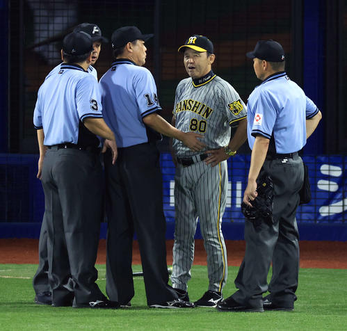 8月18日、猛抗議する岡田監督(中央)は審判団から制止される(撮影・浅見桂子)