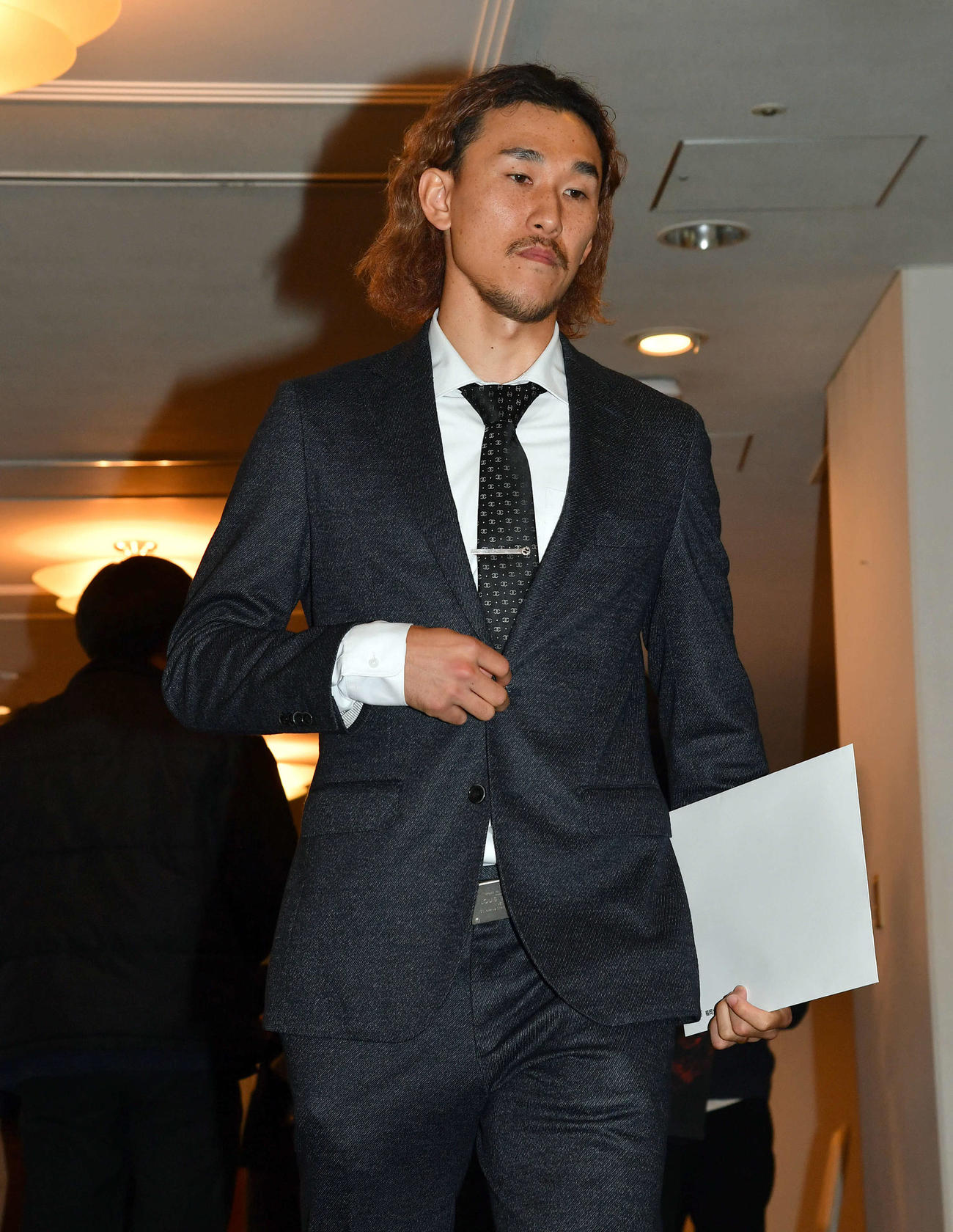 減額で契約更改し、会見場を後にする三森（撮影・岩下翔太）