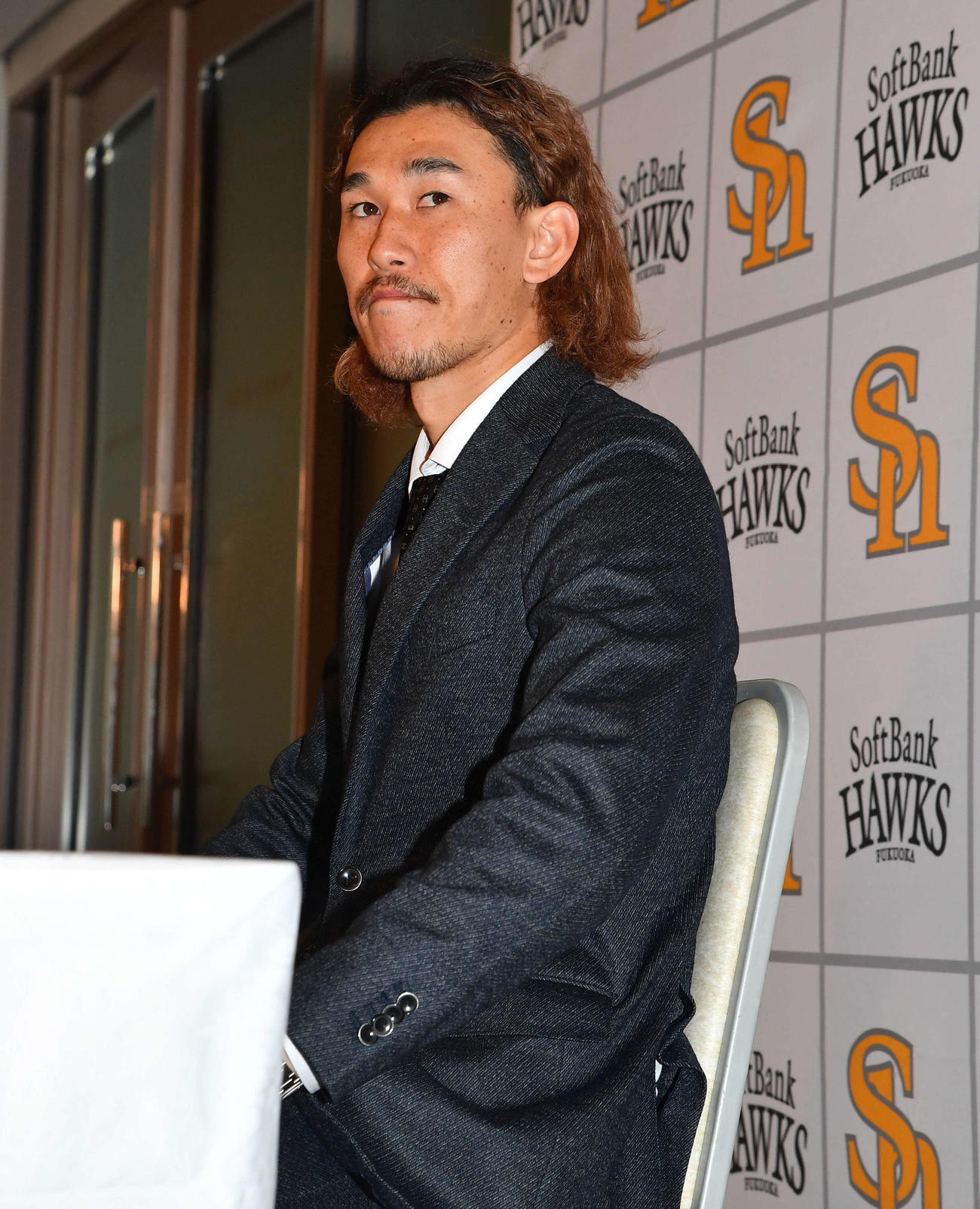 減額で契約更改し、会見を終えて厳しい表情を見せる三森（撮影・岩下翔太）