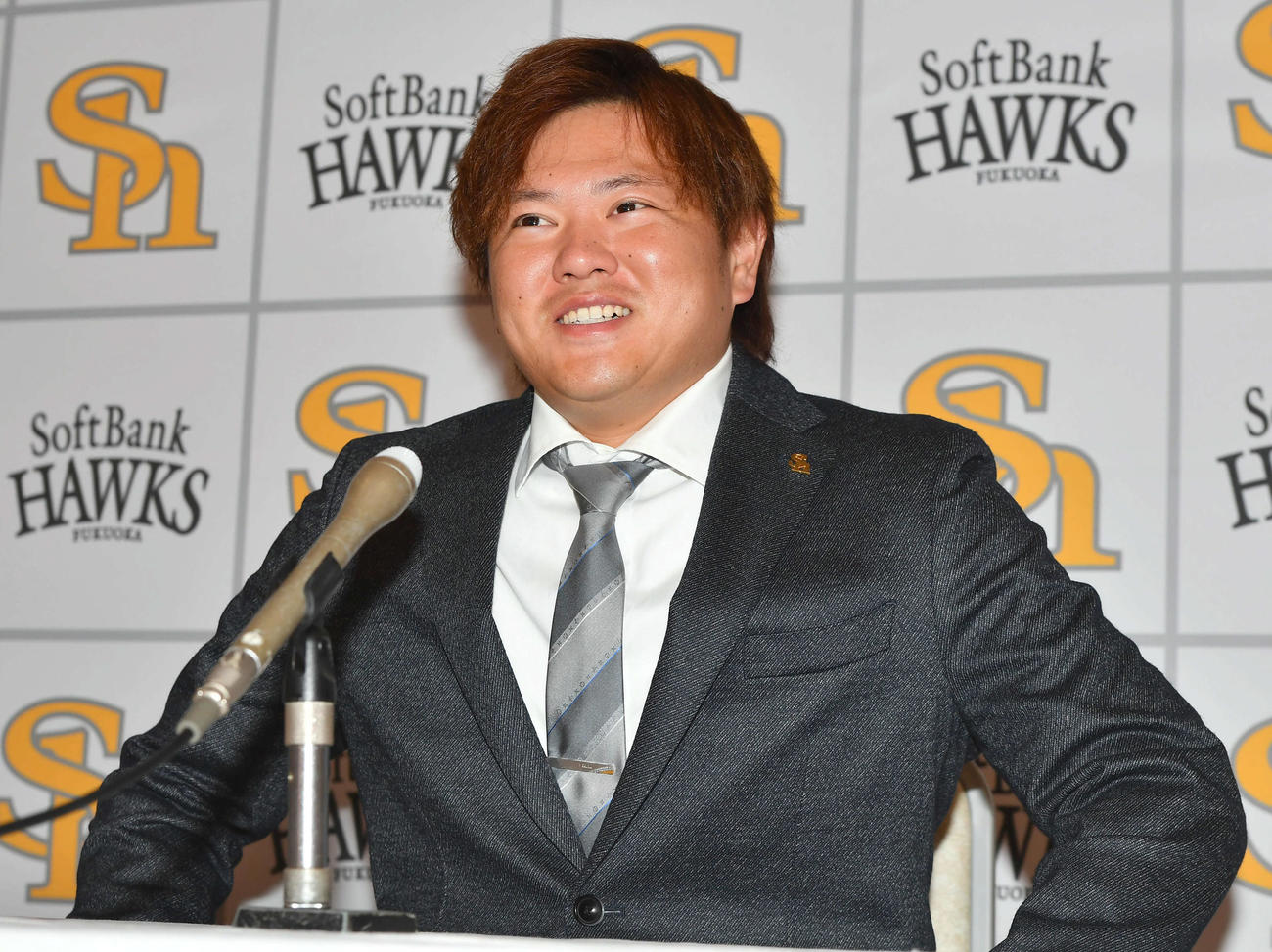増額で契約更改し、笑顔で会見を行う津森（撮影・岩下翔太）