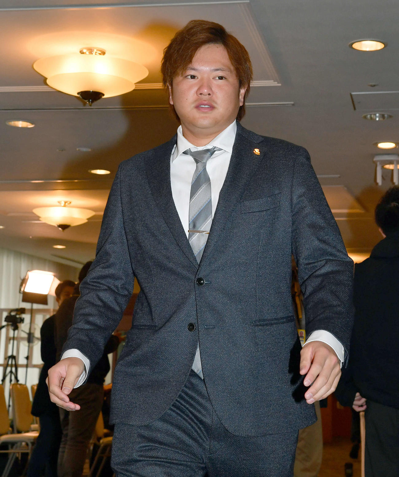 契約更改の会見を終えて会場を引き揚げる津森（撮影・岩下翔太）