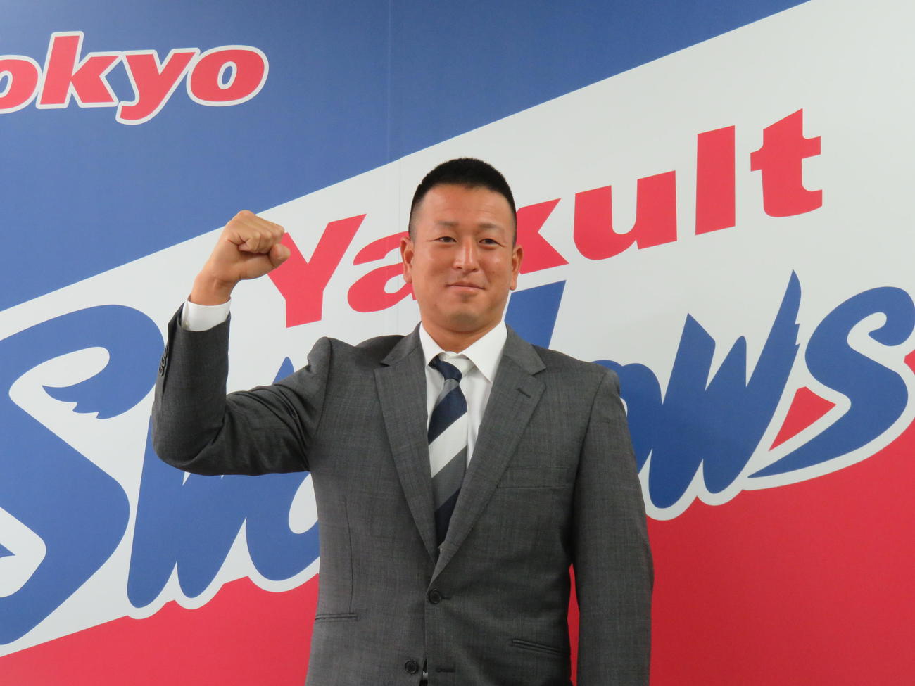西武からトレードで加入し、入団会見を行ったヤクルト宮川はガッツポーズ