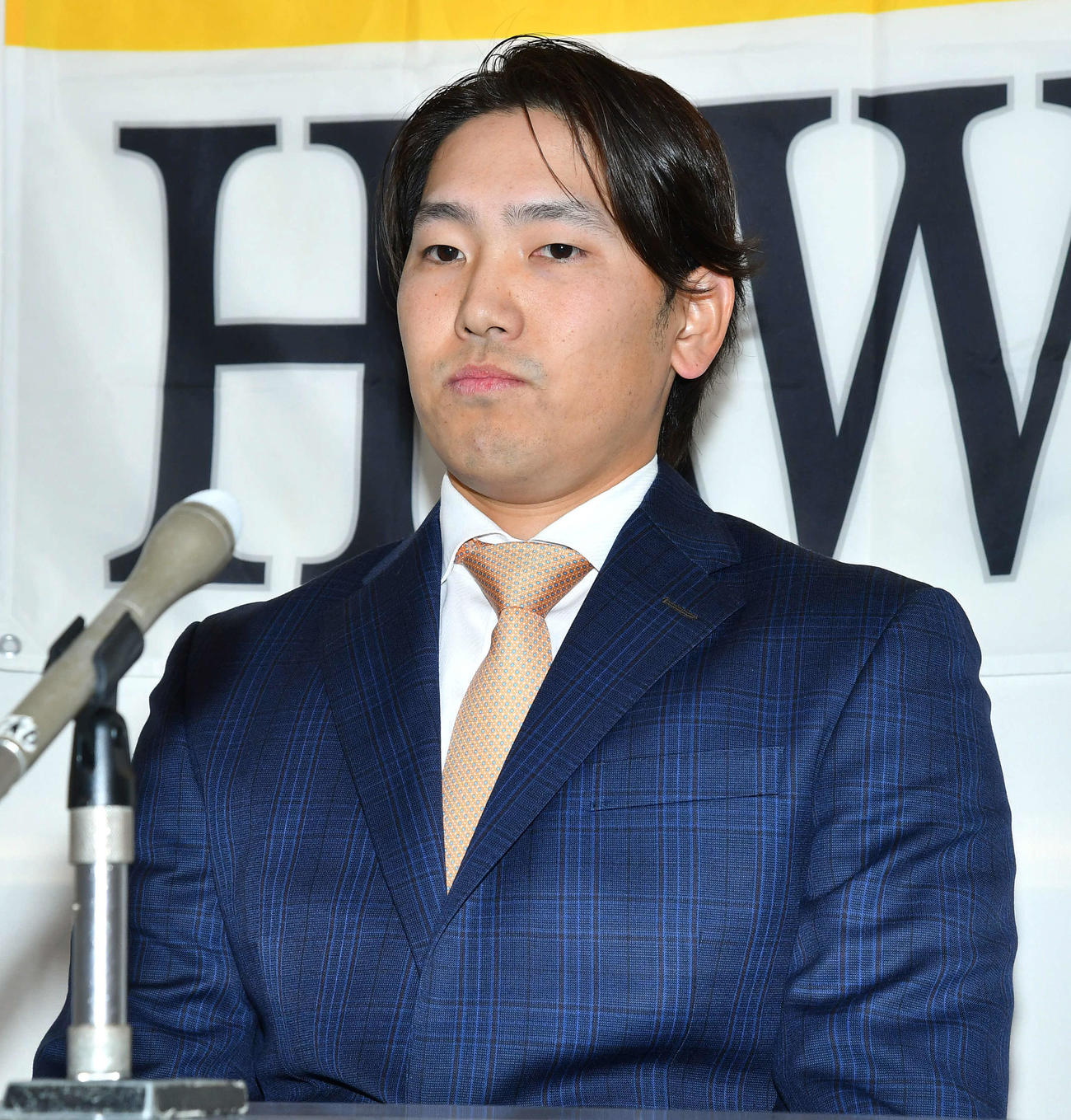 減額で契約更改し、厳しい表情で会見を行う石川（撮影・岩下翔太）
