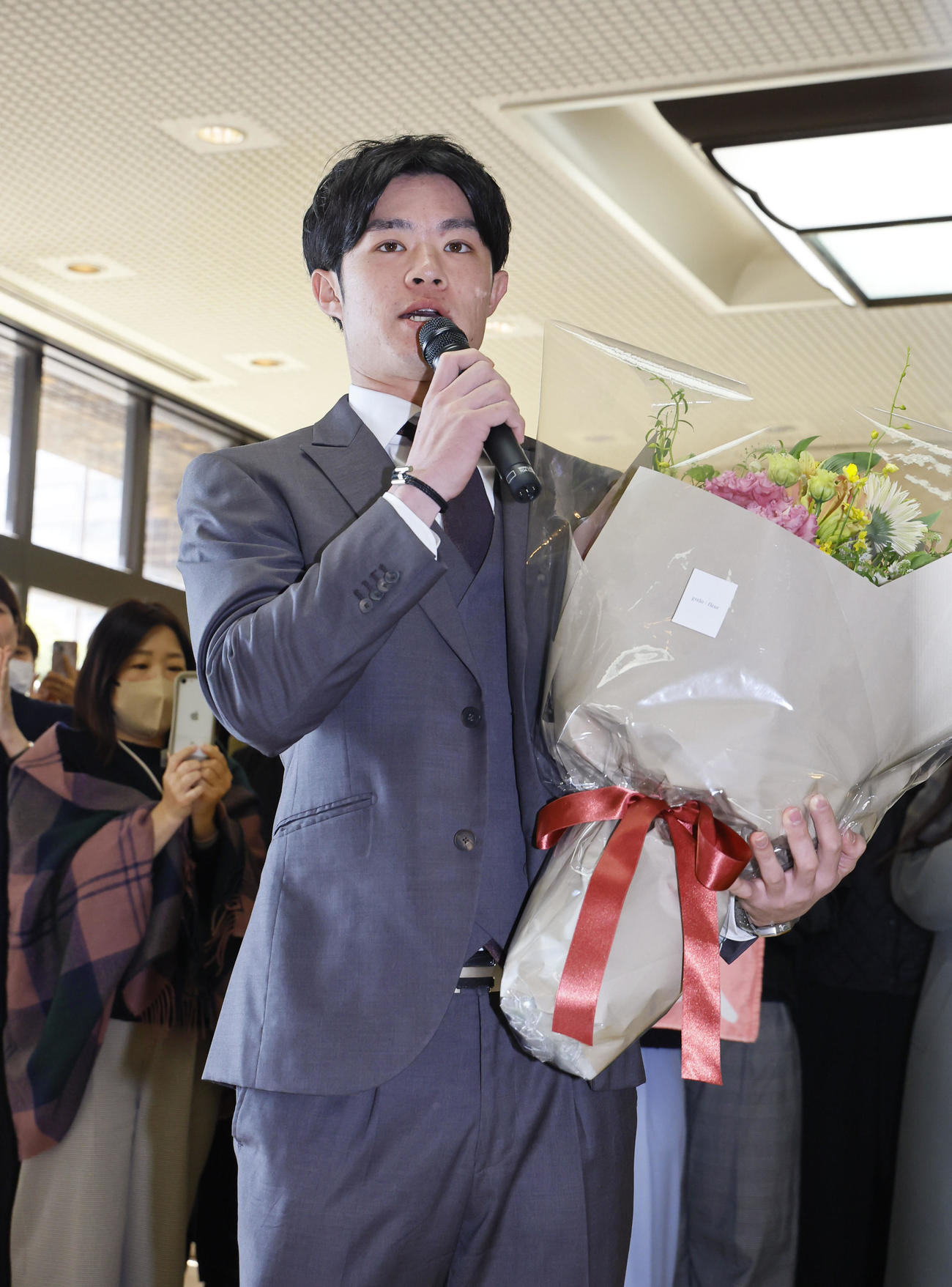 兵庫県スポーツ賞特別賞の贈呈式で、兵庫県庁を訪れあいさつをする阪神中野（撮影・藤尾明華）