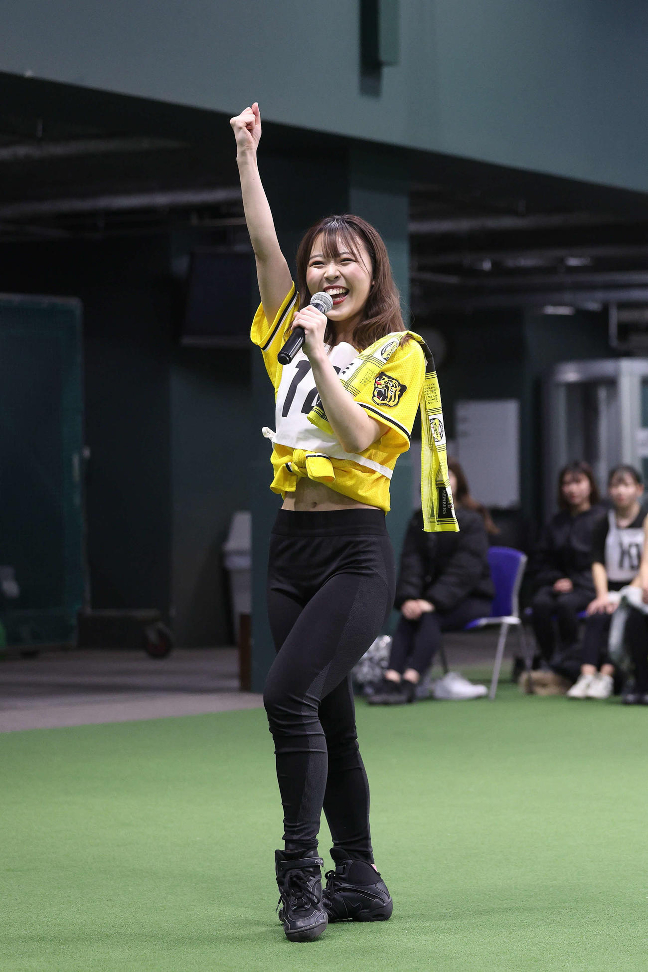 阪神のオフィシャルファンサービスメンバー「TigersGirls」のルーキーRara（球団提供）