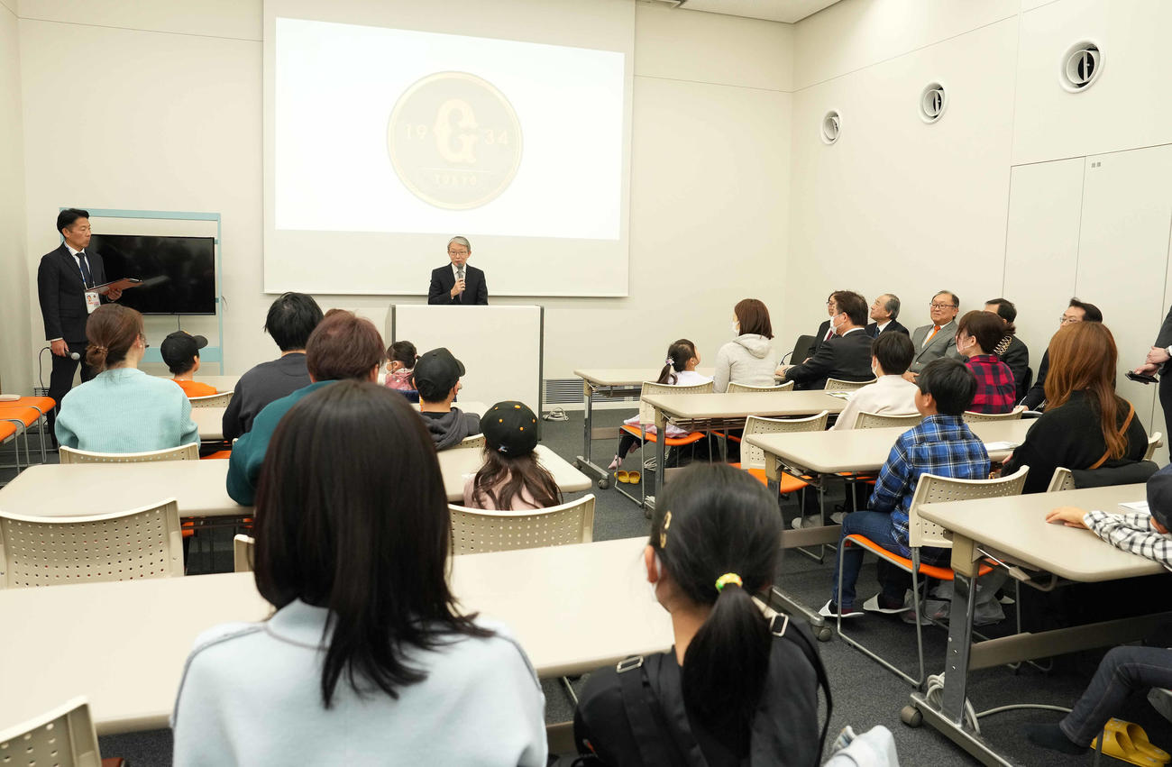 新ジャイアンツ寮の内覧会であいさつする巨人山口寿一オーナー（撮影・鈴木みどり）