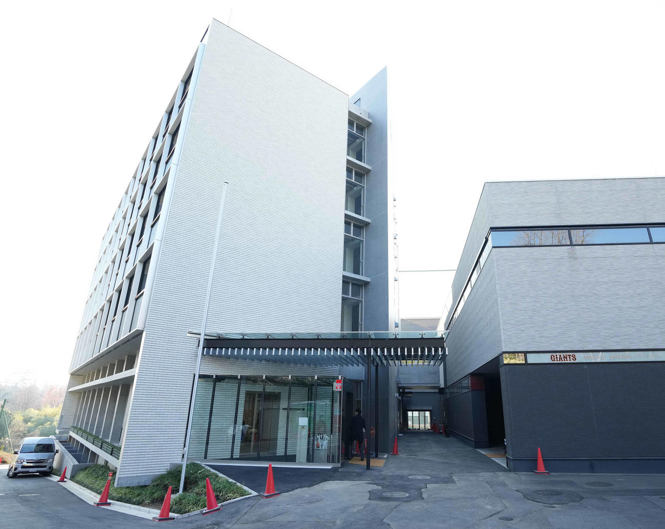 新ジャイアンツ寮の外観。右はクラブハウス（撮影・鈴木みどり）
