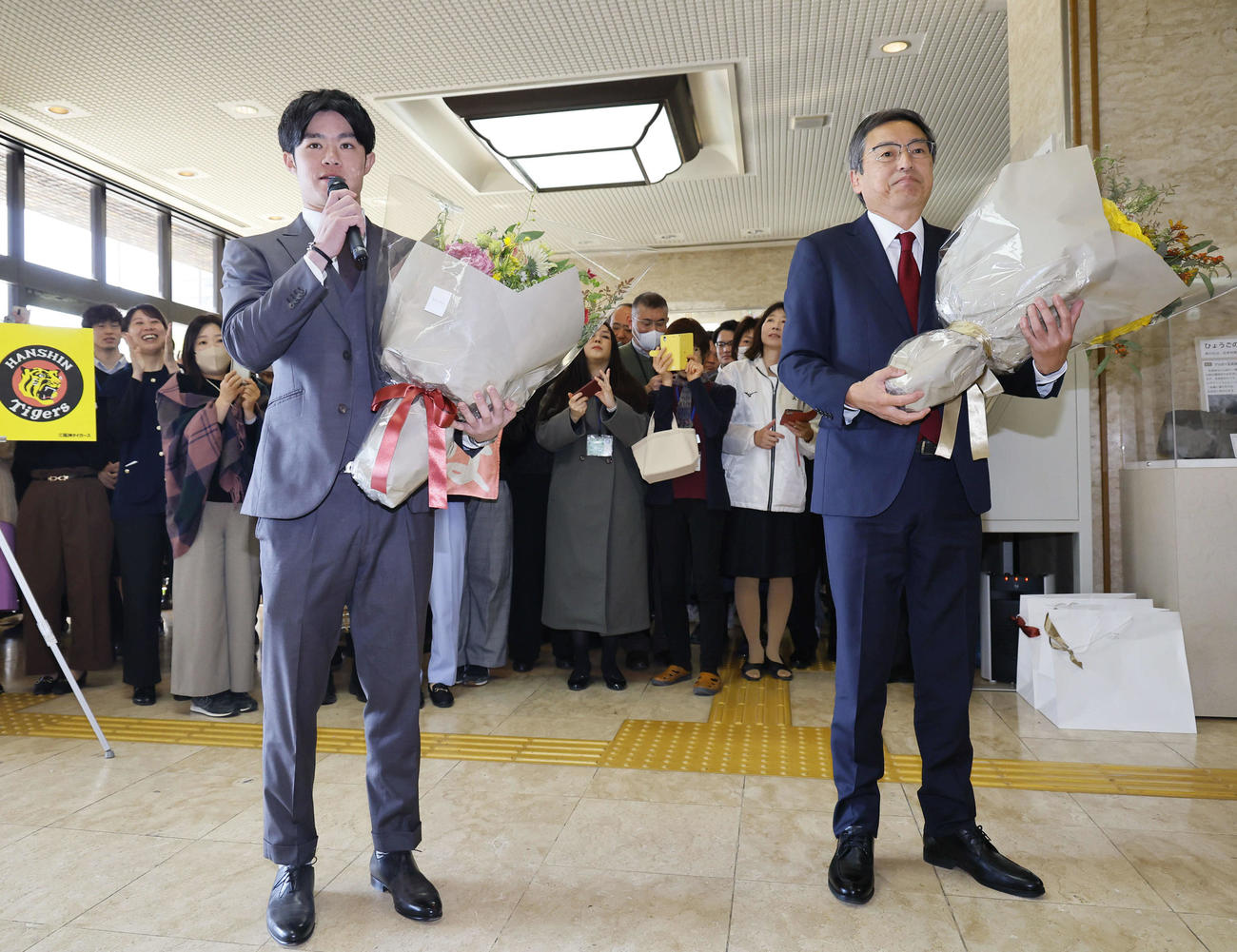 兵庫県スポーツ賞特別賞の贈呈式で、兵庫県庁を訪れあいさつをする阪神中野（左）と百北球団社長（撮影・藤尾明華）