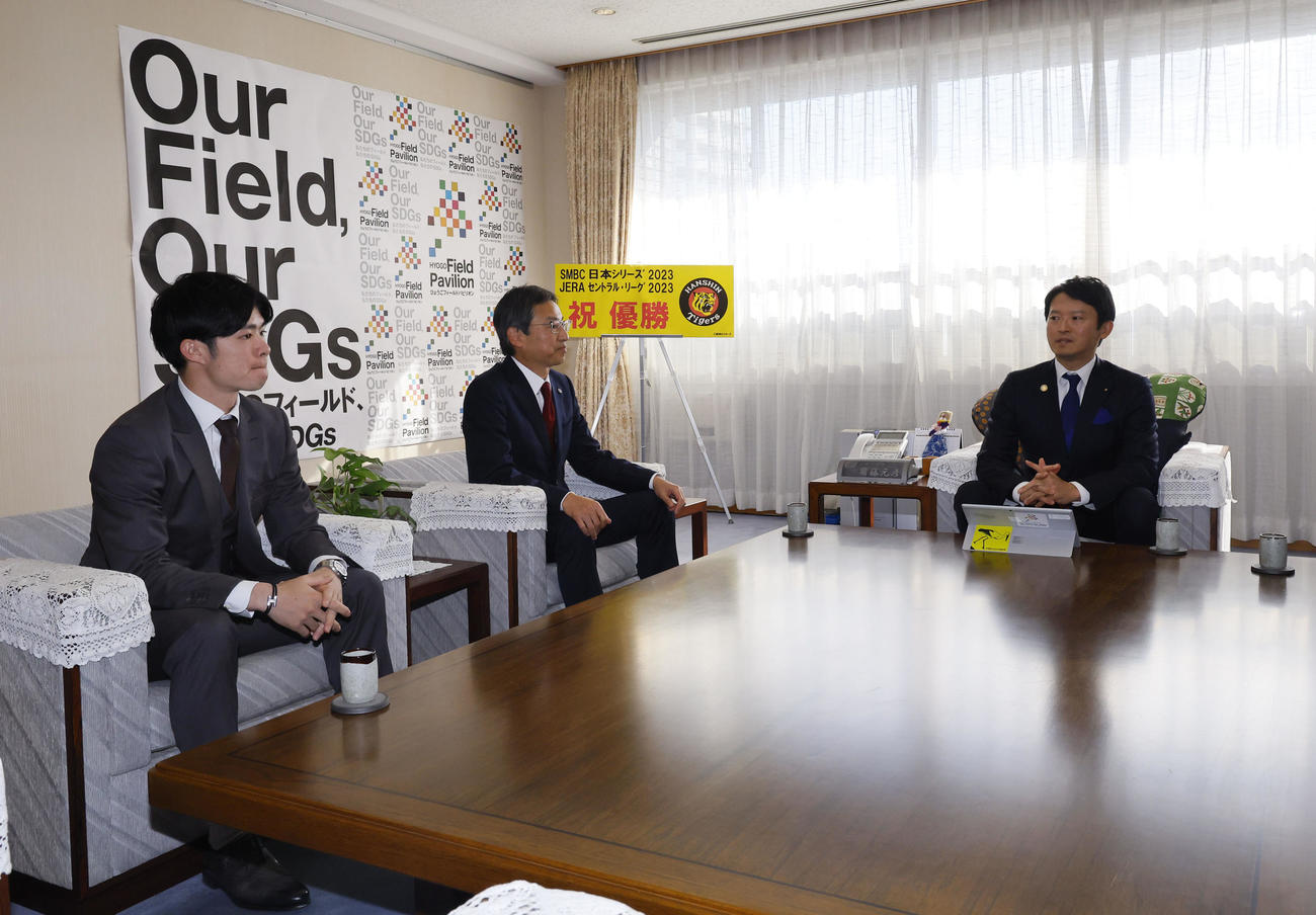 兵庫県スポーツ賞特別賞贈呈式で、斎藤元彦兵庫県知事と面会する阪神中野（左）と百北球団社長（撮影・藤尾明華）