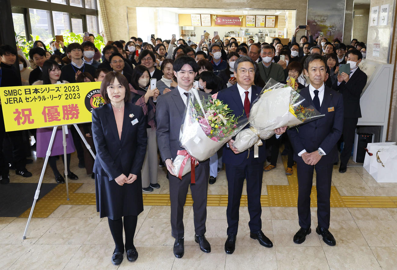 兵庫県スポーツ賞特別賞の贈呈式で、兵庫県庁を訪れ花束を受け取る阪神中野（中央左）と百北球団社長（中央右）（撮影・藤尾明華）