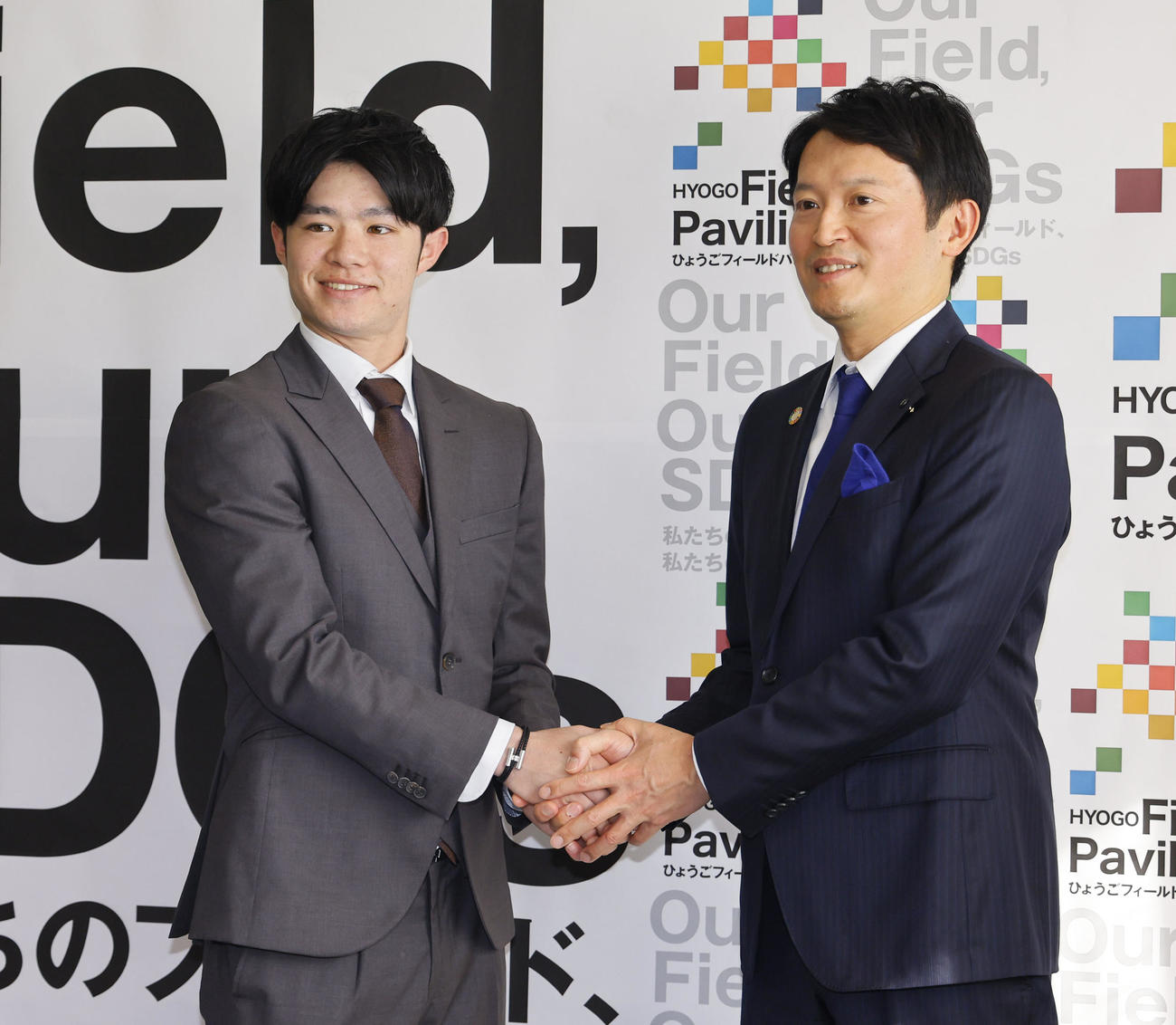 兵庫県スポーツ賞特別賞贈呈式を終え、握手を交わす斎藤元彦兵庫県知事（右）と阪神中（撮影・藤尾明華）