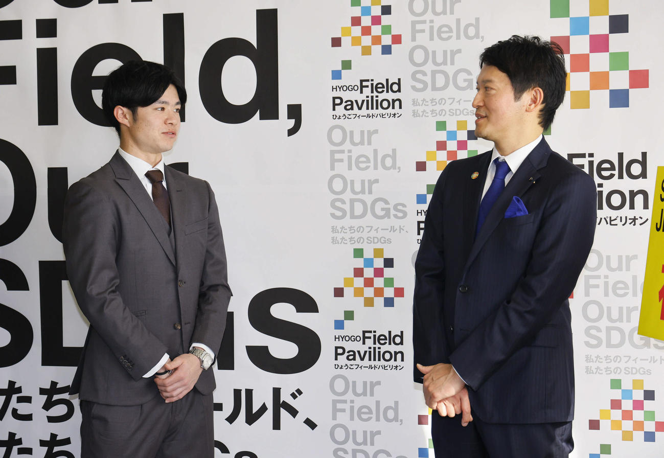 兵庫県スポーツ賞特別賞贈呈式を終え、談笑する斎藤元彦兵庫県知事（右）と阪神中野（撮影・藤尾明華）