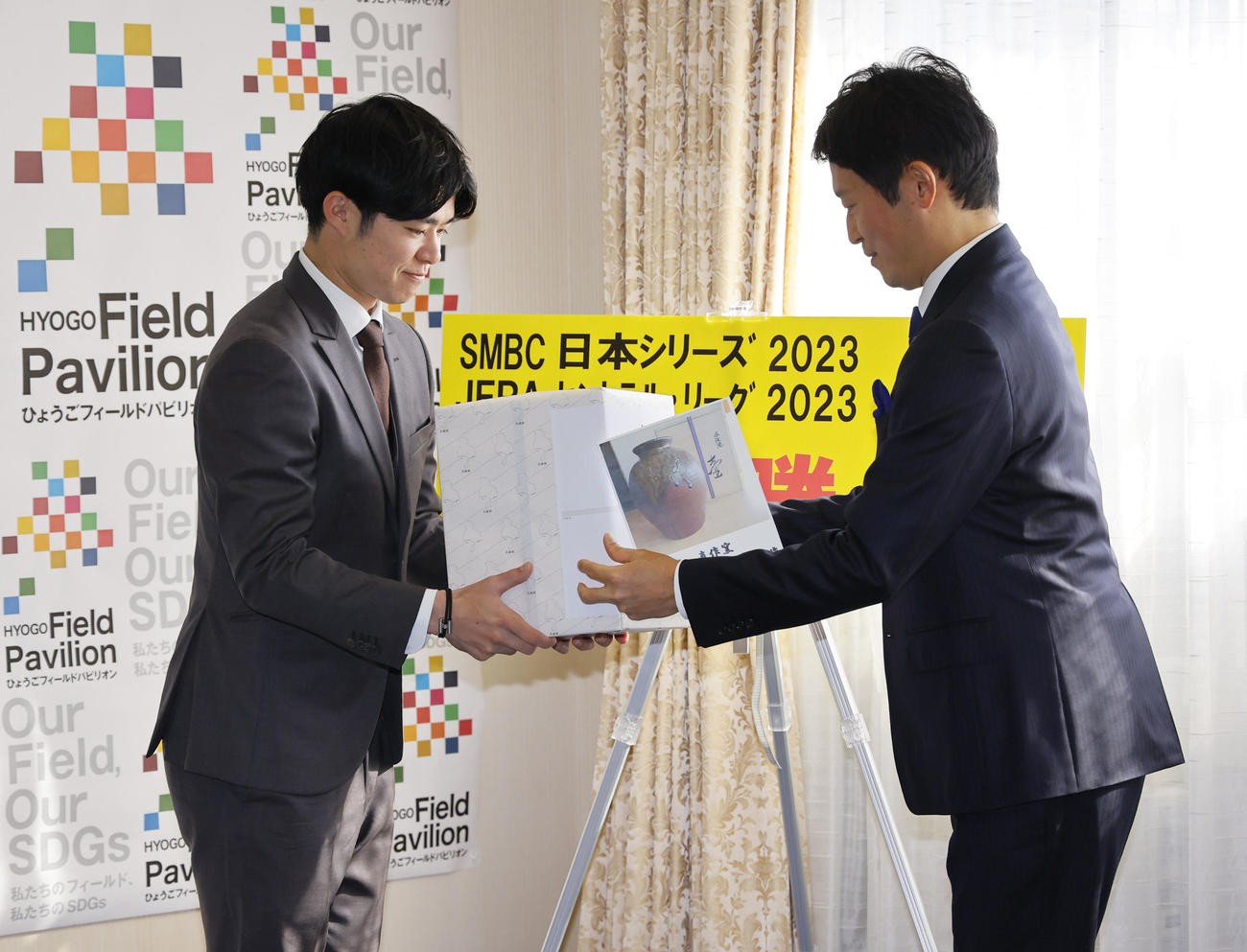 兵庫県スポーツ賞特別賞贈呈式で、斎藤元彦兵庫県知事（右）から記念品を贈られる阪神中野（左）（撮影・藤尾明華）