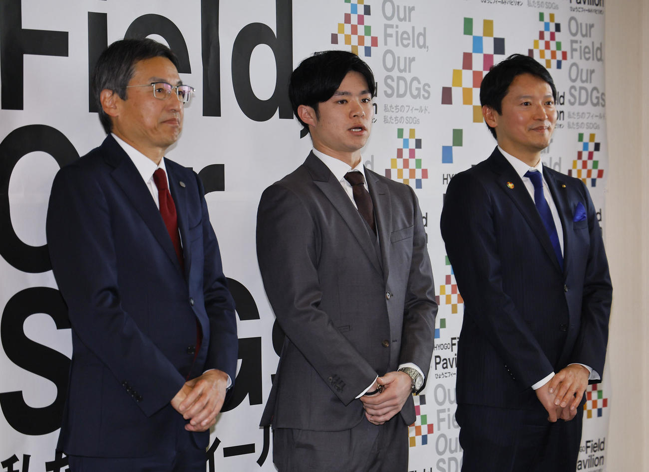 兵庫県スポーツ賞特別賞贈呈式を終え、あいさつする阪神中野（中央）。左は百北球団社長、右は斎藤元彦兵庫県知事（撮影・藤尾明華）