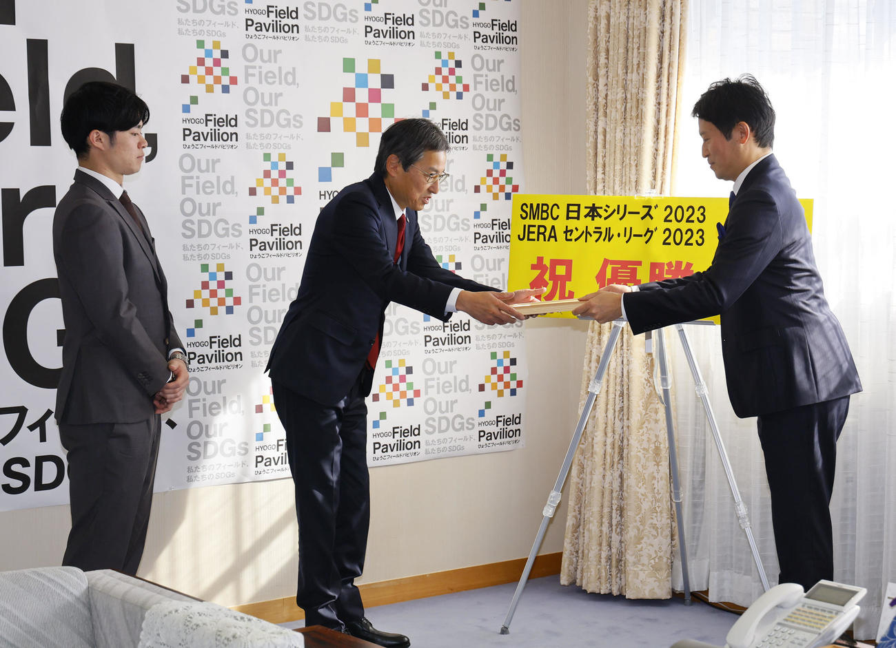 兵庫県スポーツ賞特別賞贈呈式で、斎藤元彦兵庫県知事（右）から賞状を贈られる阪神百北球団社長（中央）と中野（左）（撮影・藤尾明華）