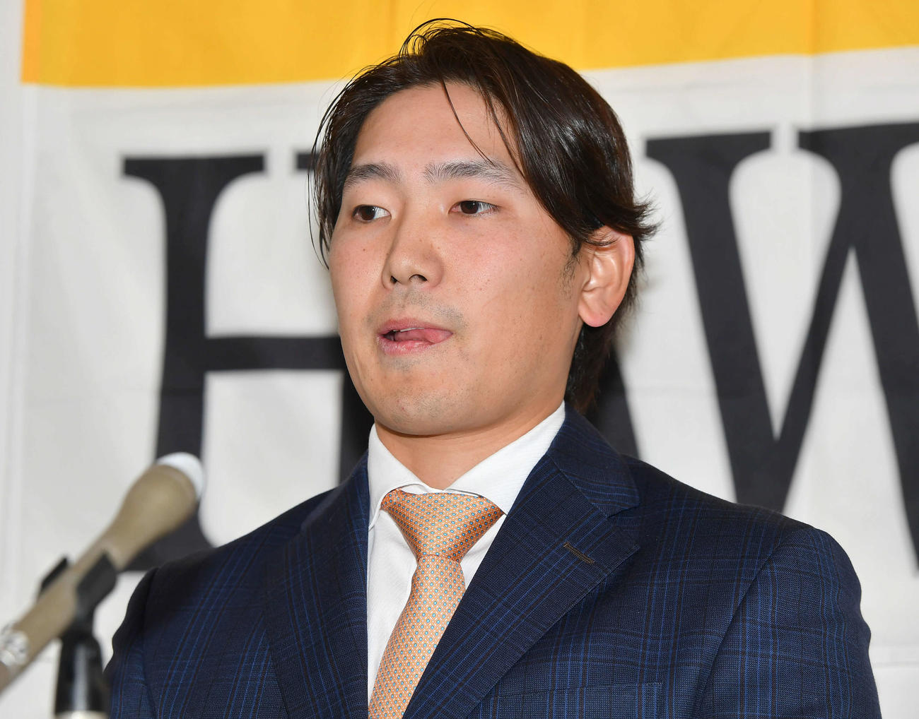 減額で契約更改し、厳しい表情で会見を行う石川（撮影・岩下翔太）