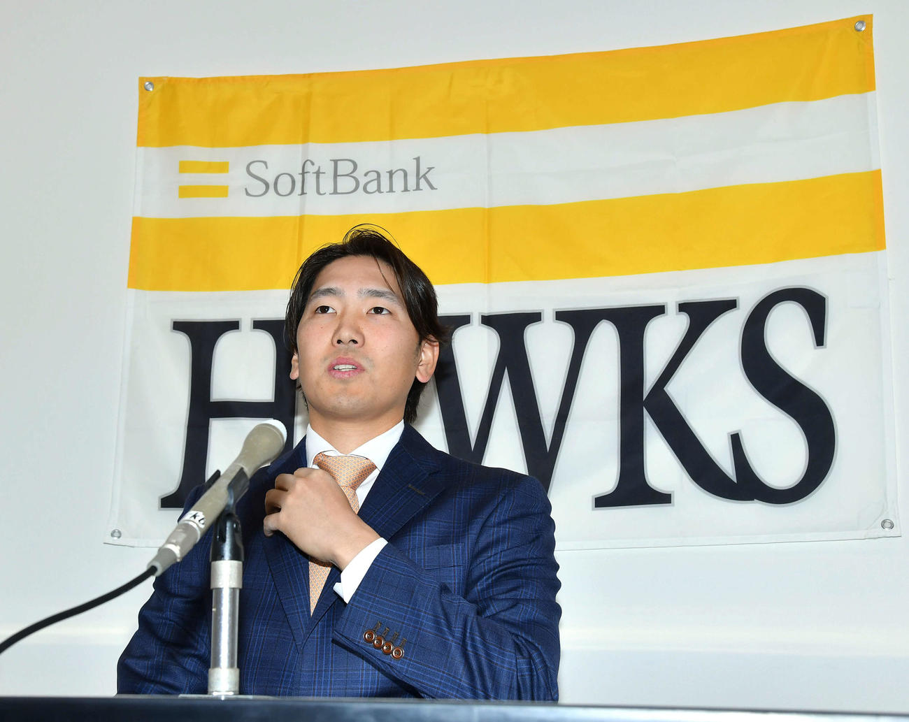 契約更改を終えて会見を行う石川（撮影・岩下翔太）
