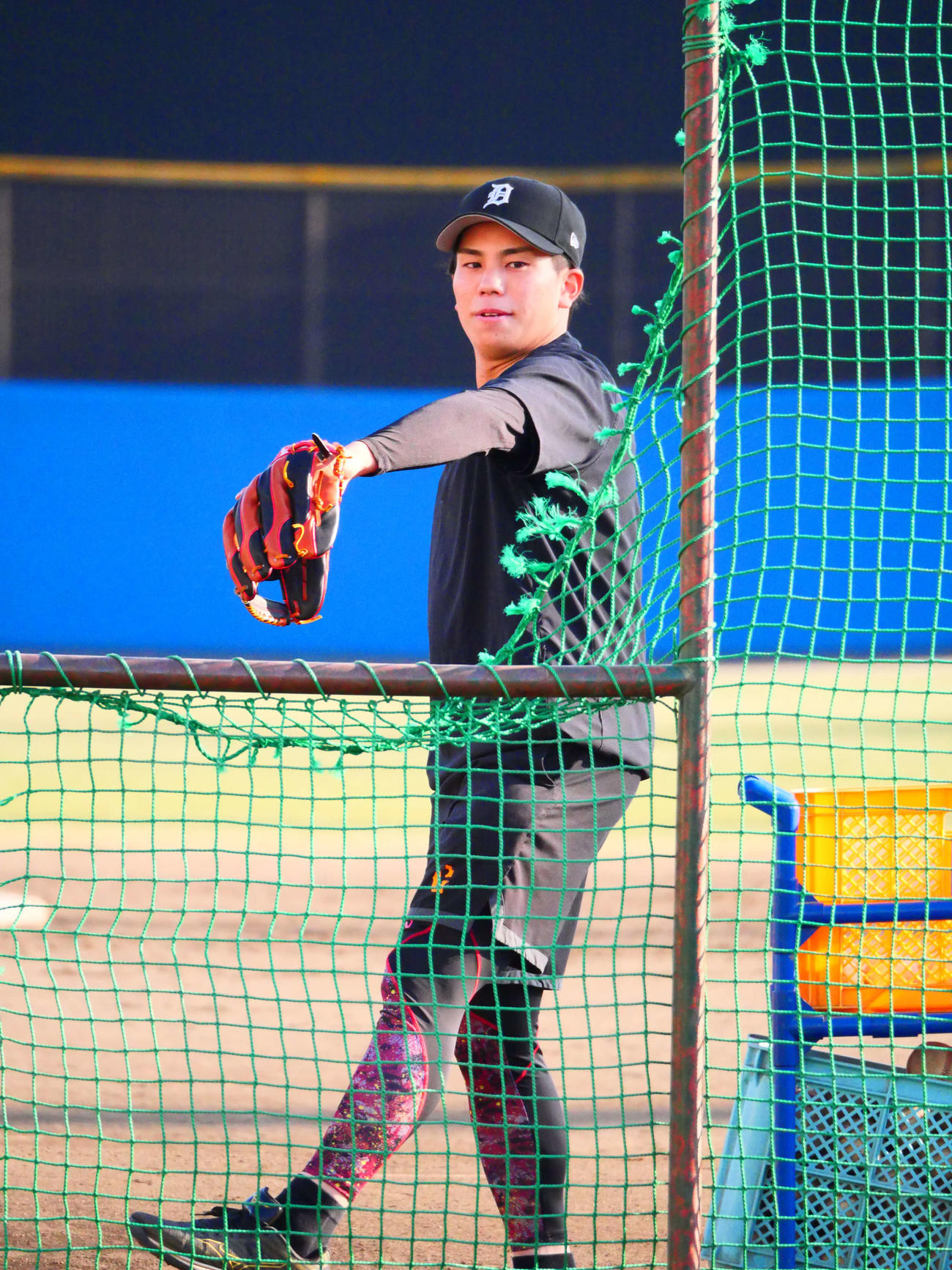 打撃投手をする巨人門脇（撮影・上田悠太）