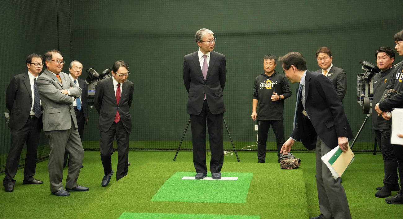 トレーニング棟の動作解析室を内覧する巨人山口寿一オーナー（中央）（撮影・鈴木みどり）