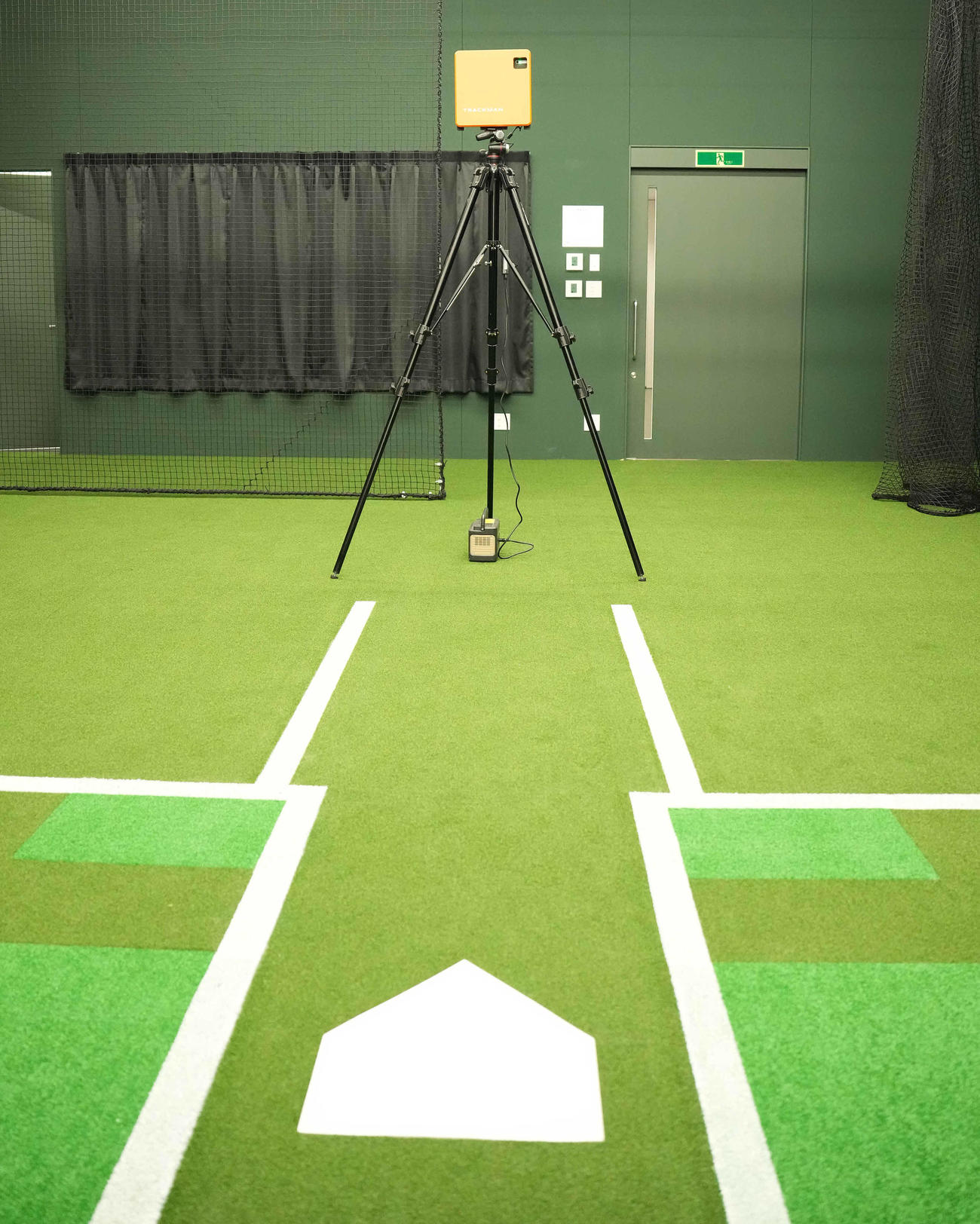 トレーニング棟の動作解析室のトラックマン（撮影・鈴木みどり）