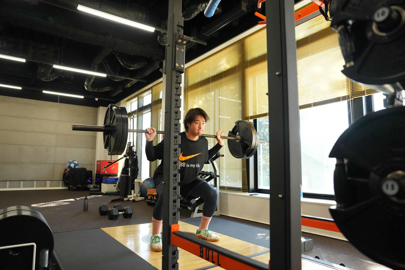 トレーニング棟のトレーニング室で体を動かす巨人堀田（撮影・鈴木みどり）