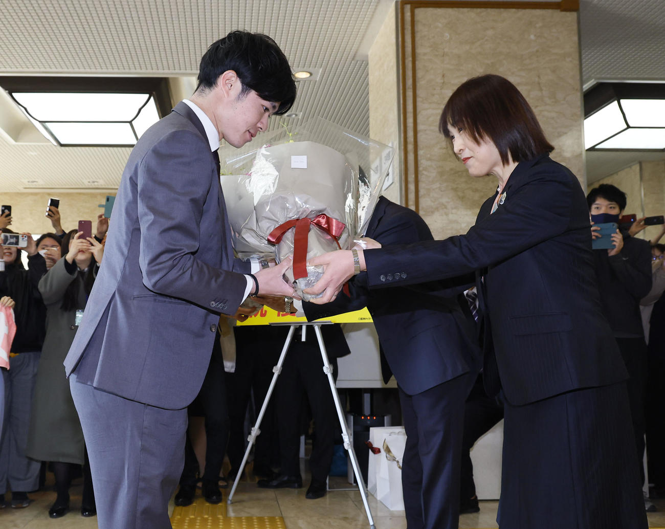 兵庫県スポーツ賞特別賞の贈呈式で、兵庫県庁を訪れ花束を受け取る阪神中野（撮影・藤尾明華）