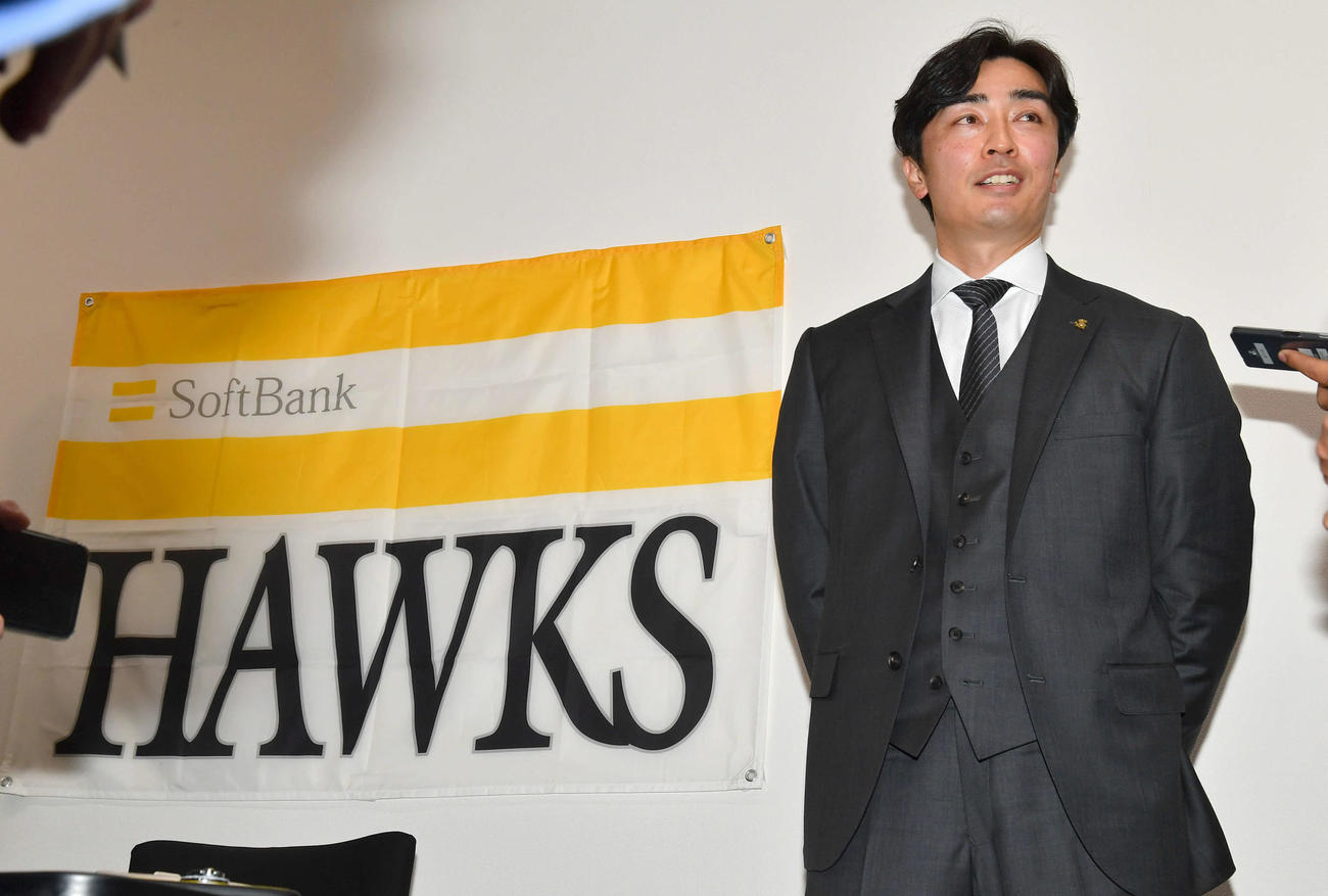 契約更改を終えて囲み取材を受ける和田（撮影・岩下翔太）