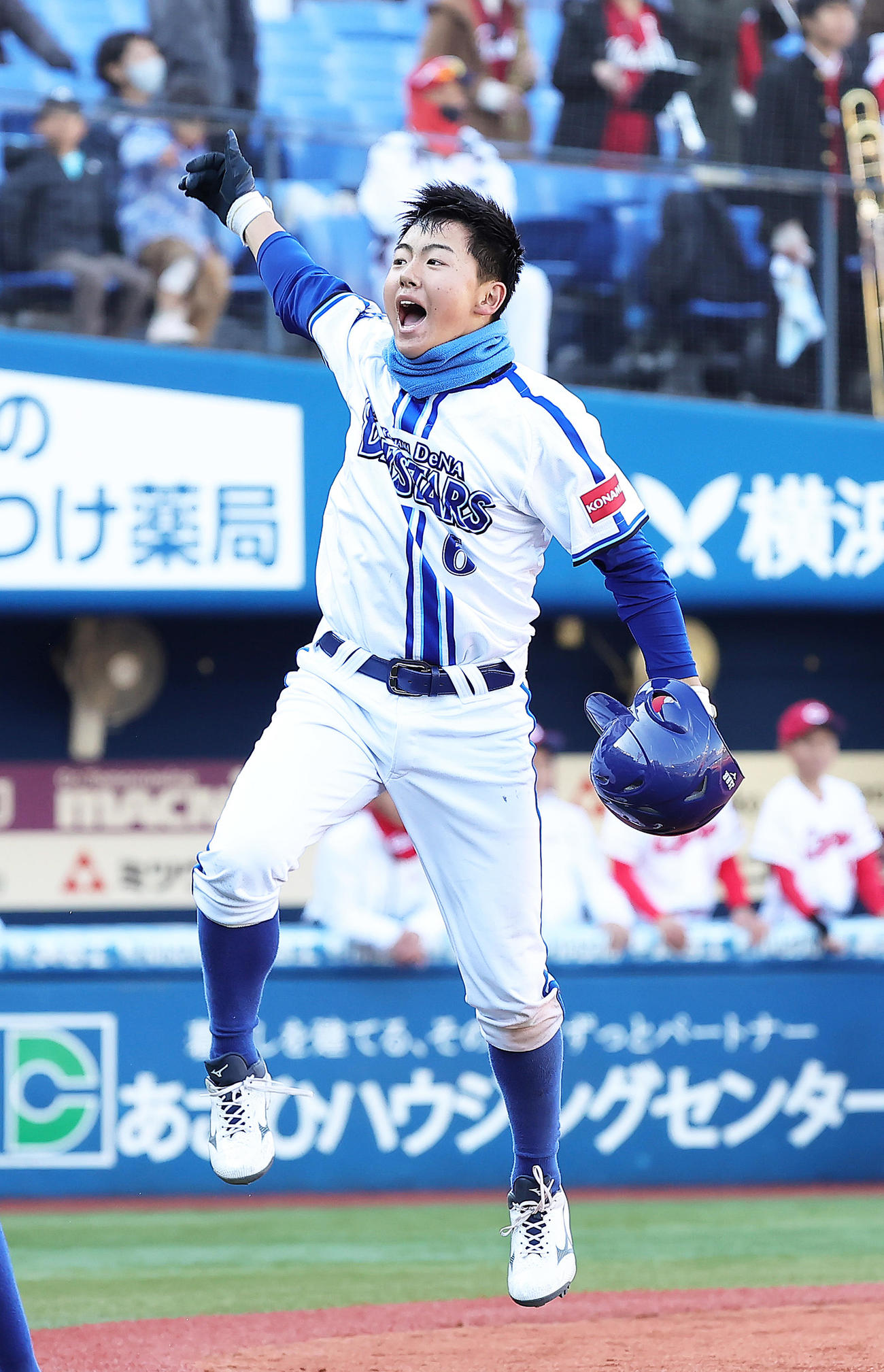 広島ジュニア対DeNAジュニア　チームのサヨナラ勝ちにガッツポーズするDeNAジュニア井端巧（撮影・足立雅史）