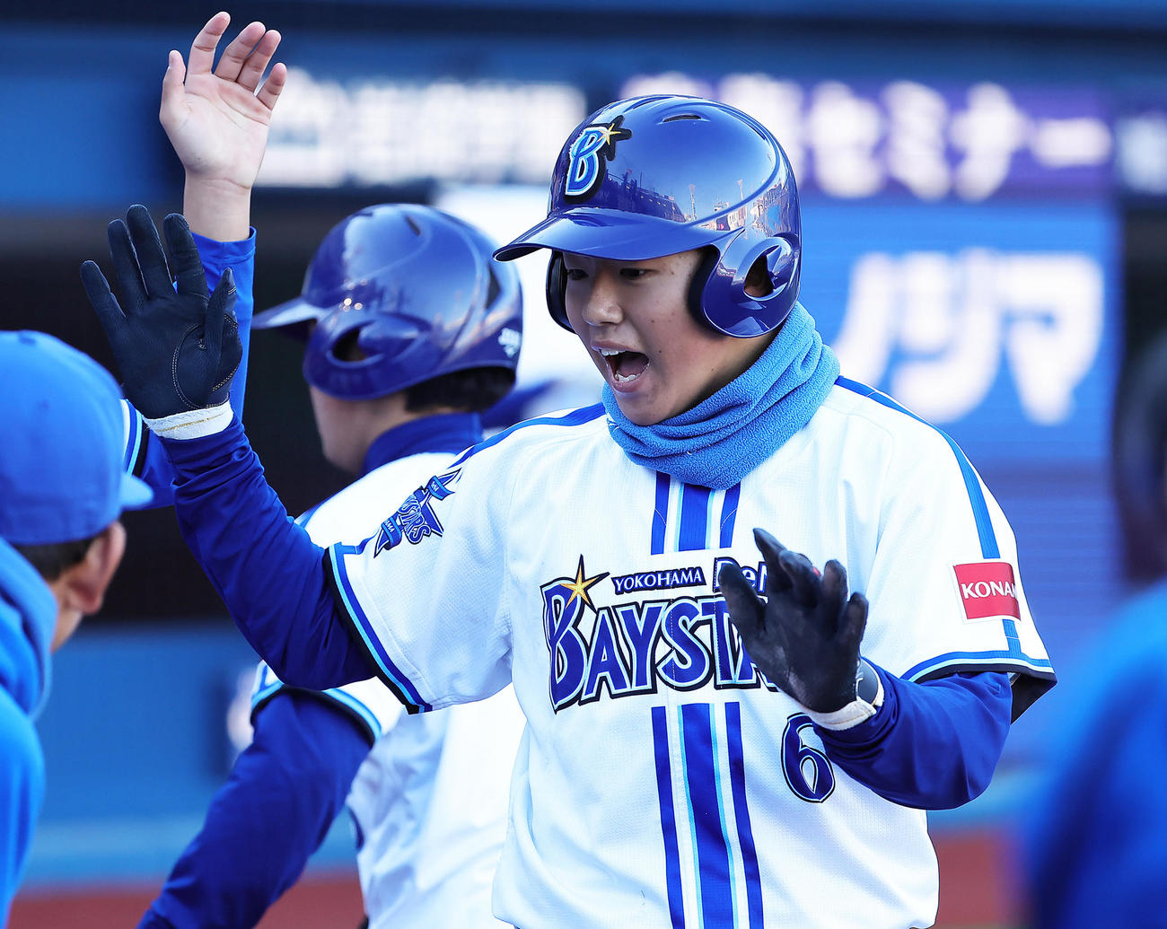 広島ジュニア対DeNAジュニア　2回裏DeNAジュニア無死一、三塁、内野ゴロの間に生還しタッチを交わす三塁走者井端巧（撮影・足立雅史）