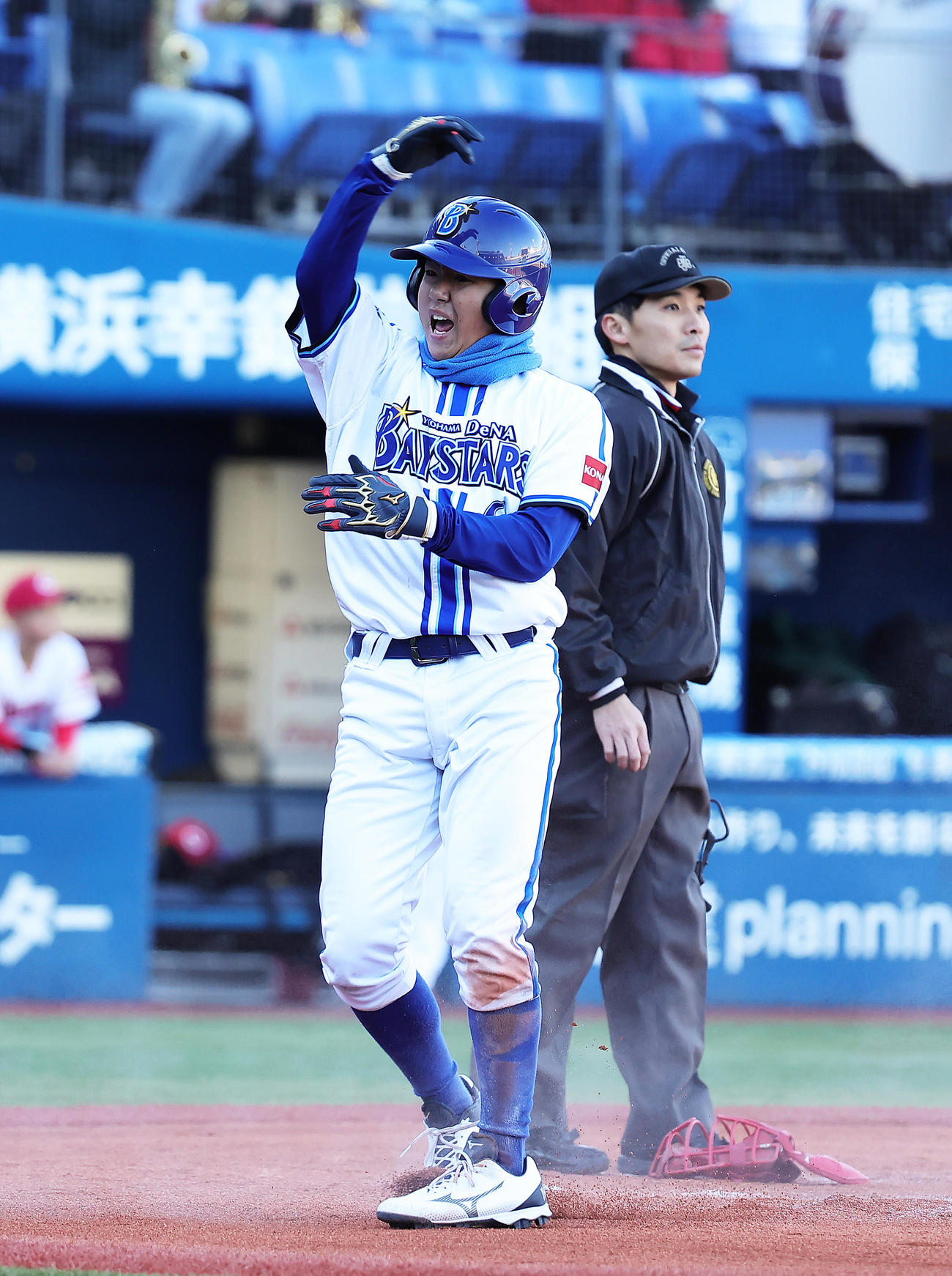 広島ジュニア対DeNAジュニア　2回裏DeNAジュニア無死一、三塁、内野ゴロの間に生還し雄たけびを上げる三塁走者井端巧（撮影・足立雅史）