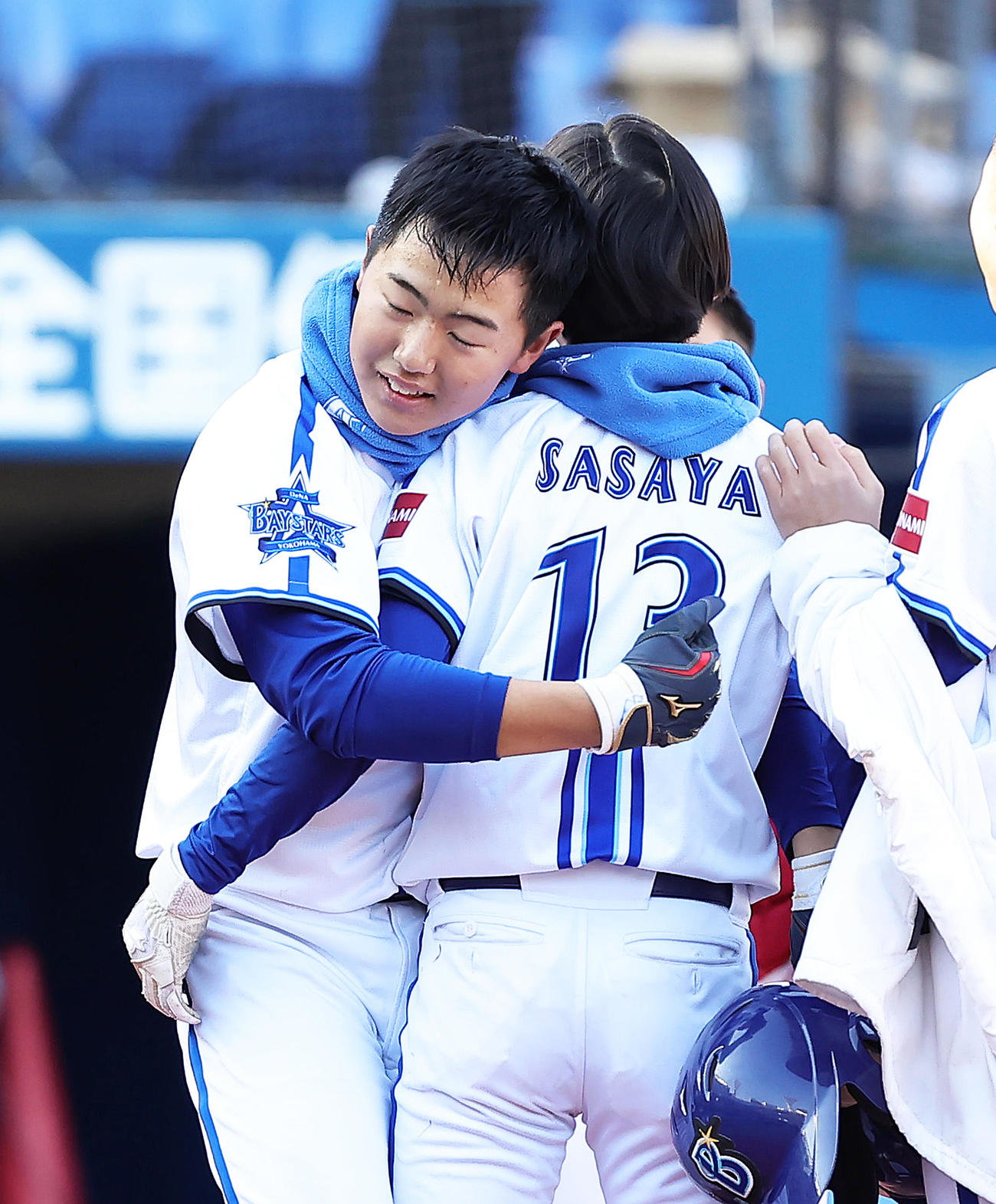 広島ジュニア対DeNAジュニア　チームのサヨナラ勝ちに安堵（あんど）の表情で抱き合うDeNAジュニア井端巧（左）（撮影・足立雅史）