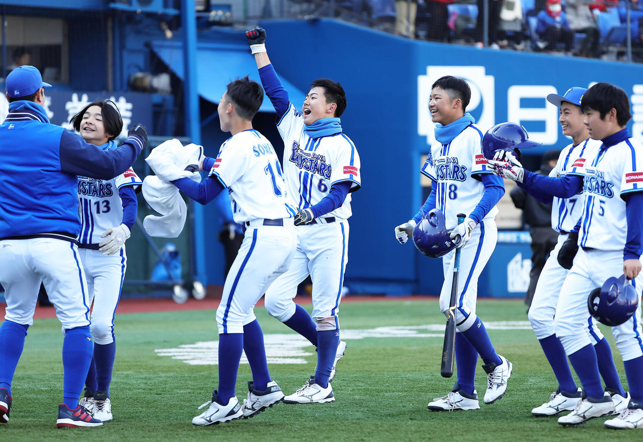 広島ジュニア対DeNAジュニア　チームのサヨナラ勝ちにガッツポーズするDeNAジュニア井端巧（中央）（撮影・足立雅史）