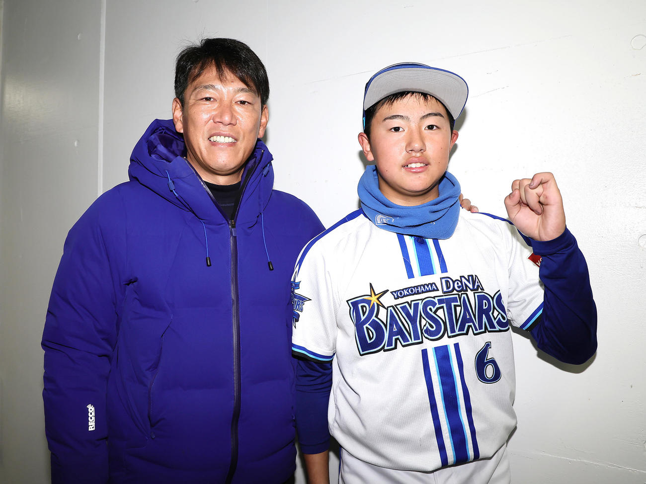 試合を観戦に訪れた侍ジャパン井端監督（左）は長男のDeNAジュニア巧と笑顔で記念撮影（撮影・足立雅史）