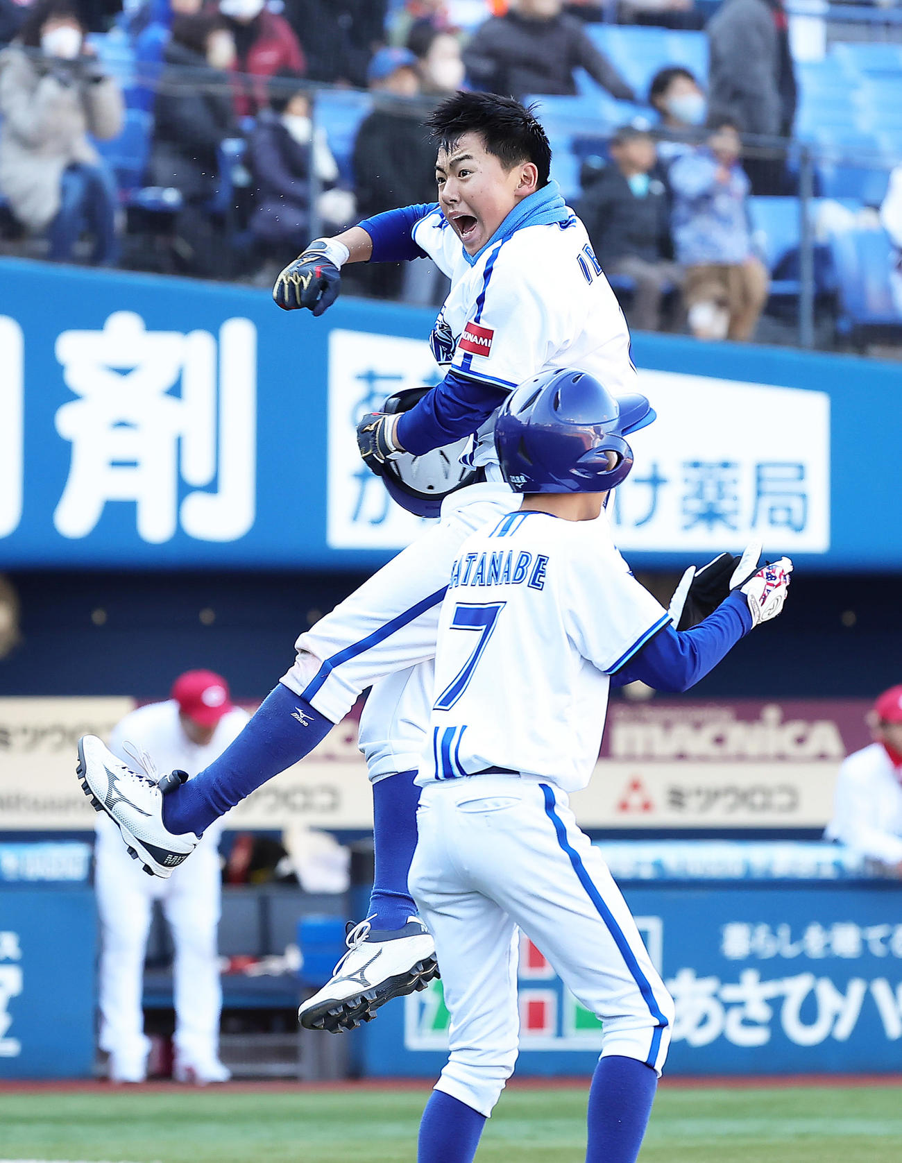 広島ジュニア対DeNAジュニア　チームのサヨナラ勝ちに歓喜するDeNAジュニア井端巧（後方）（撮影・足立雅史）