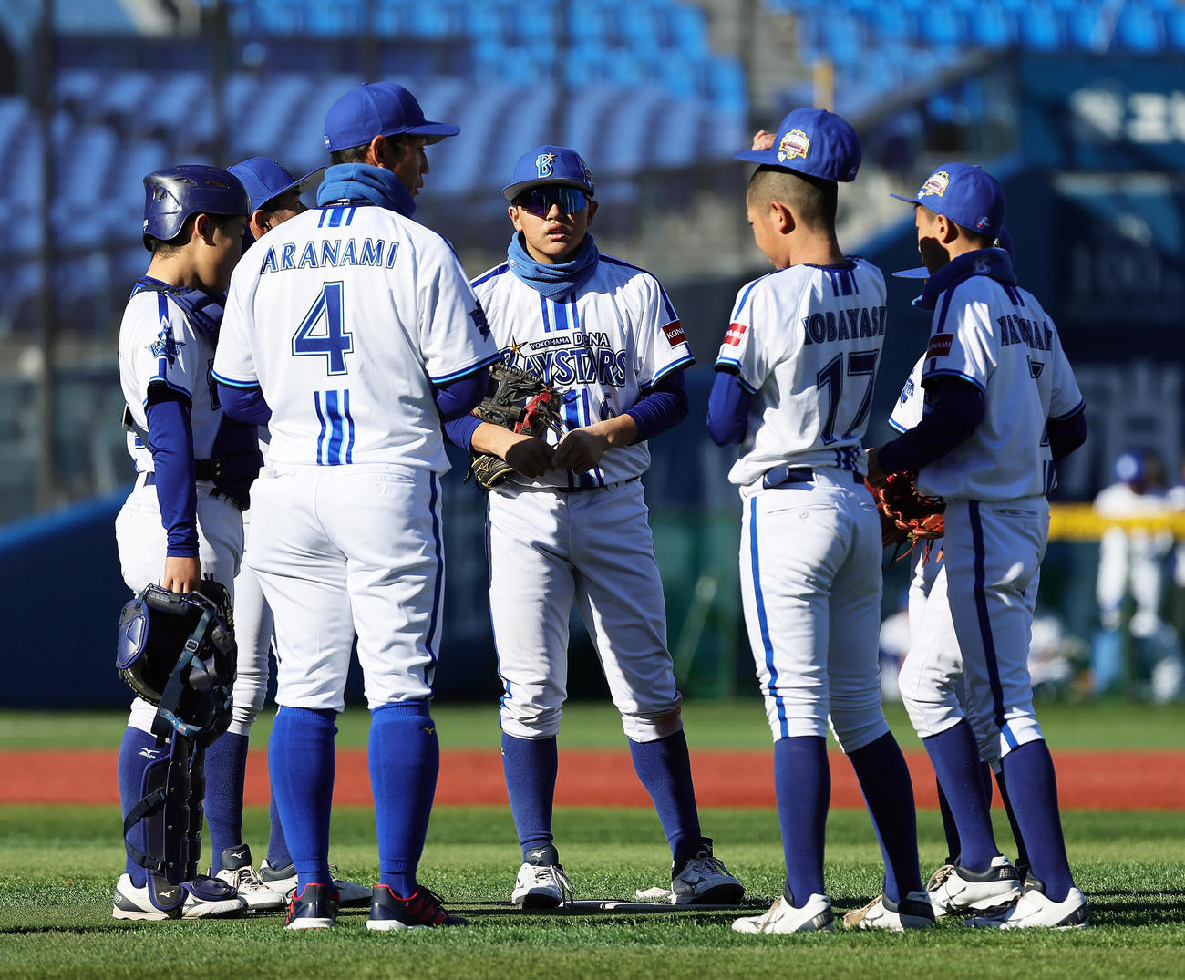 広島ジュニア対DeNAジュニア　マウンドに集まるDeNAジュニア井端巧（中央）ら。同左は荒波監督（撮影・足立雅史）