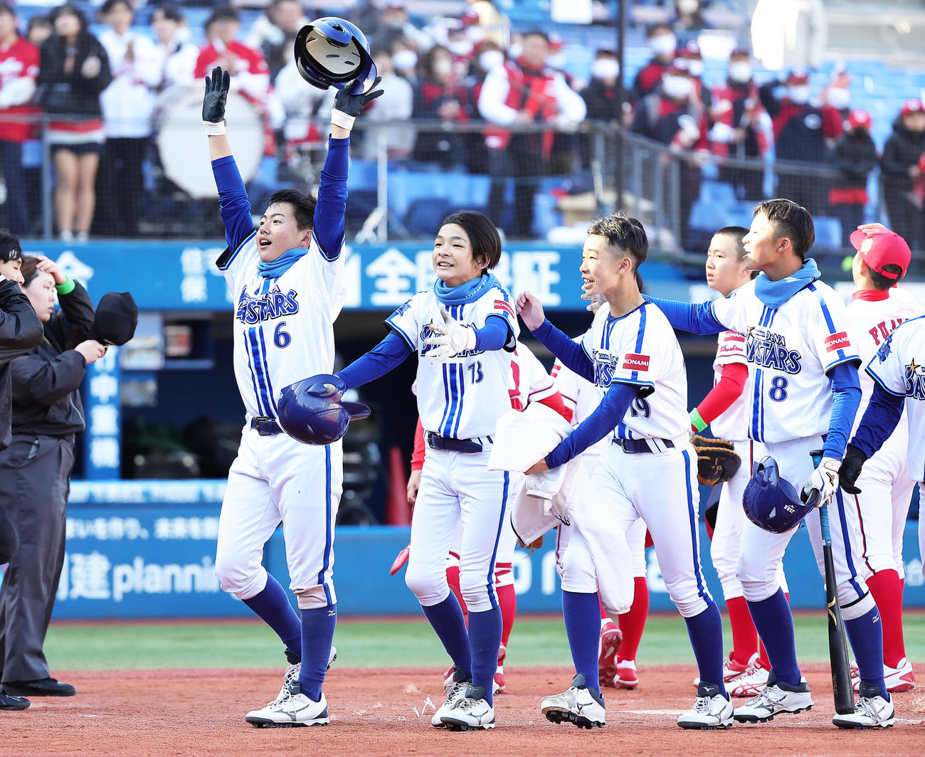 広島ジュニア対DeNAジュニア　チームのサヨナラ勝ちを喜ぶDeNAジュニア井端巧（左端）ら（撮影・足立雅史）