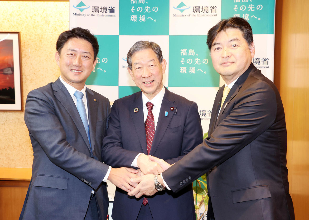 握手して写真に納まる、左から松本尼崎市長、伊藤環境大臣、久須阪神電気鉄道社長（撮影・鈴木正人）