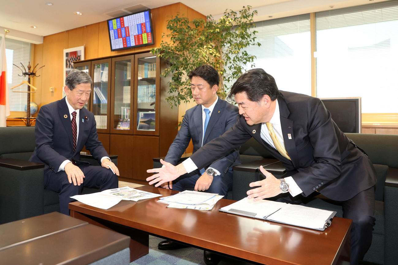 対談する、左から伊藤環境大臣、松本尼崎市長、久須阪神電気鉄道社長（撮影・鈴木正人）