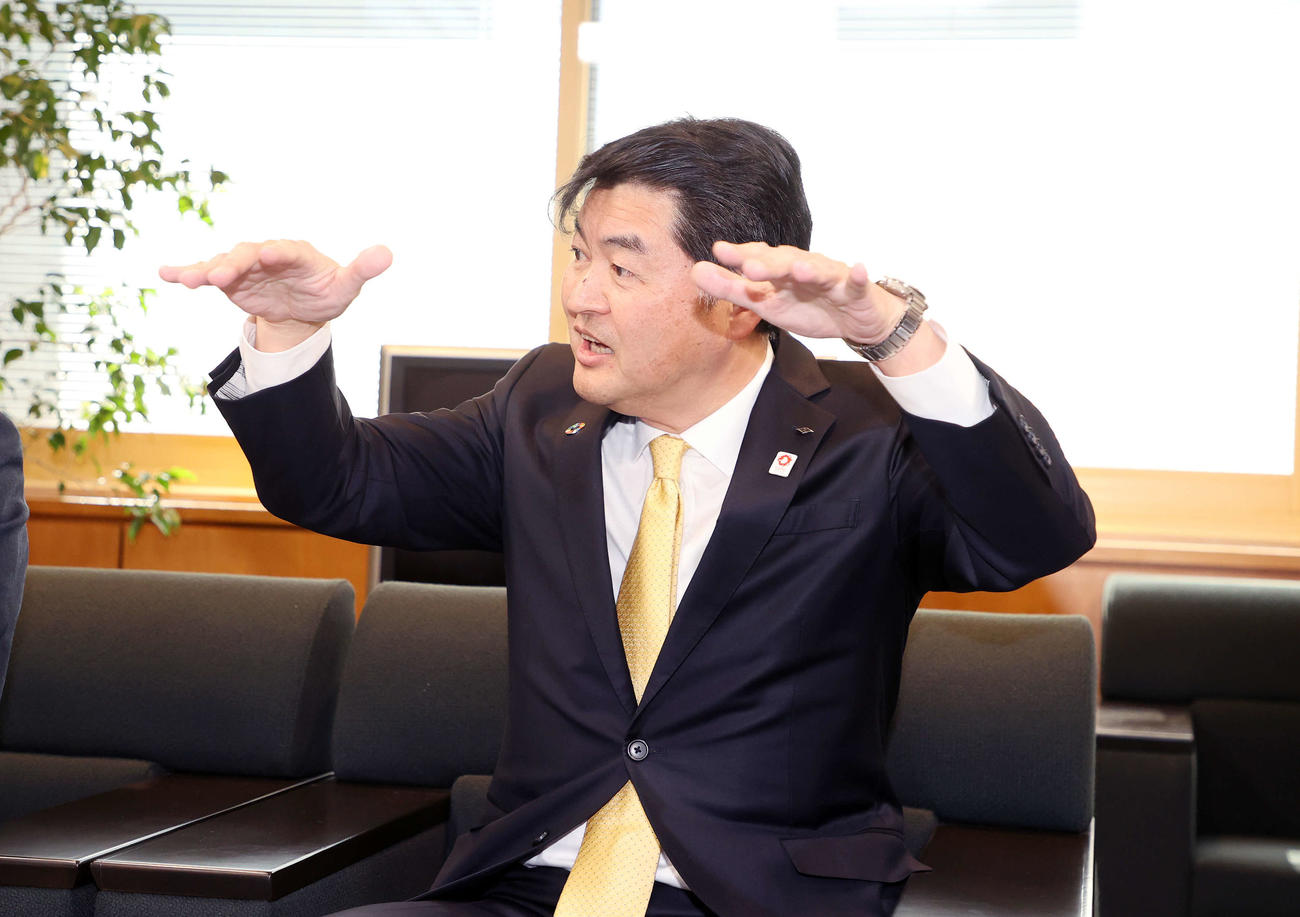 対談中、笑顔を見せる久須阪神電気鉄道社長（撮影・鈴木正人）