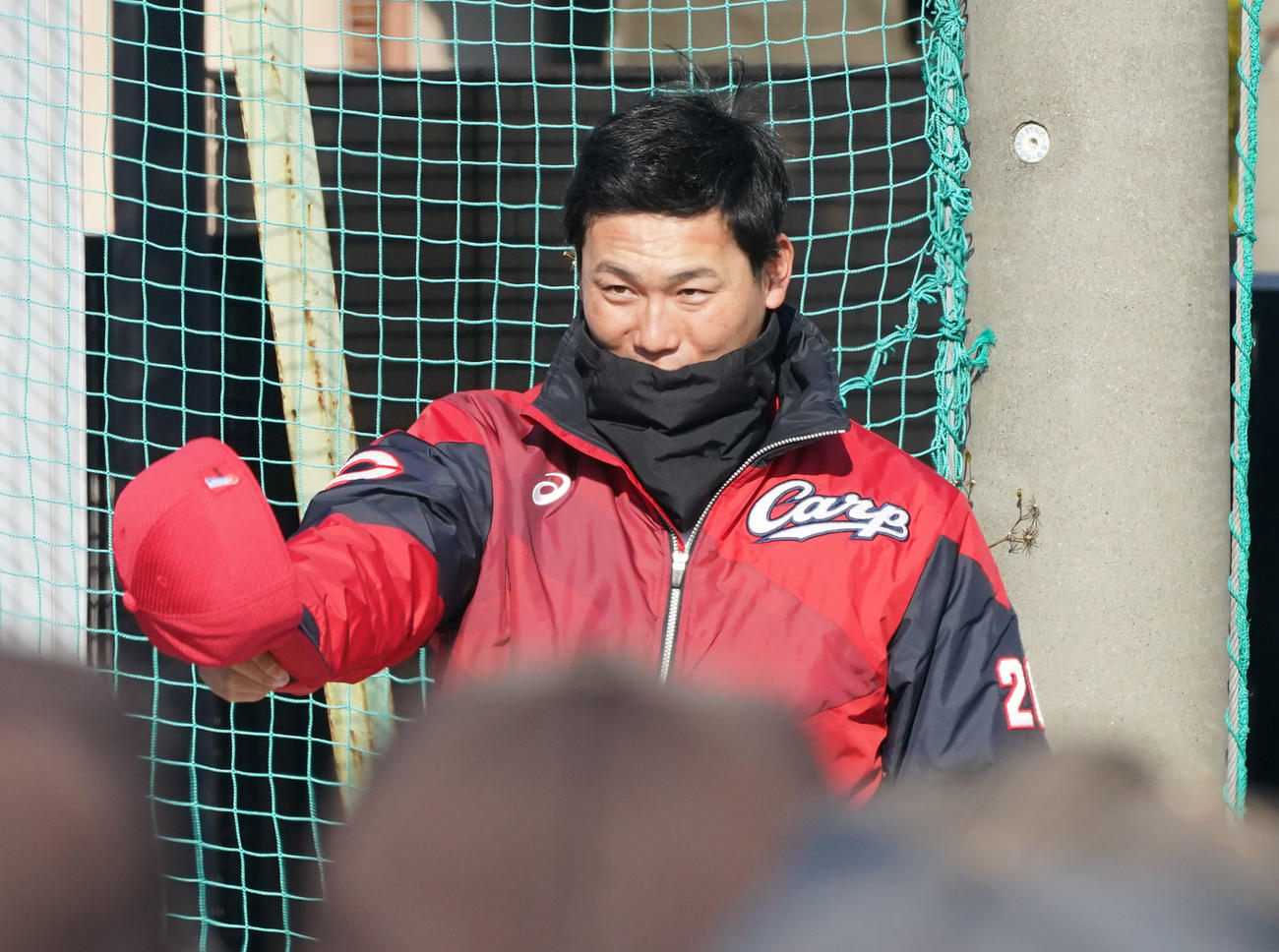 野球教室に参加し子どもたちにあいさつする栗林（奥）（撮影・森本幸一）