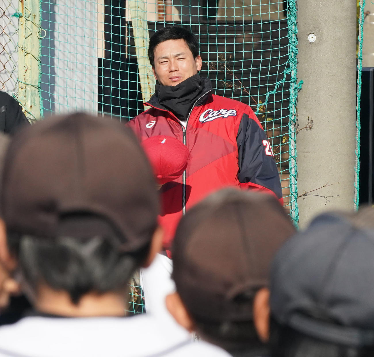 野球教室に参加し子どもたちにあいさつする栗林（奥）（撮影・森本幸一）